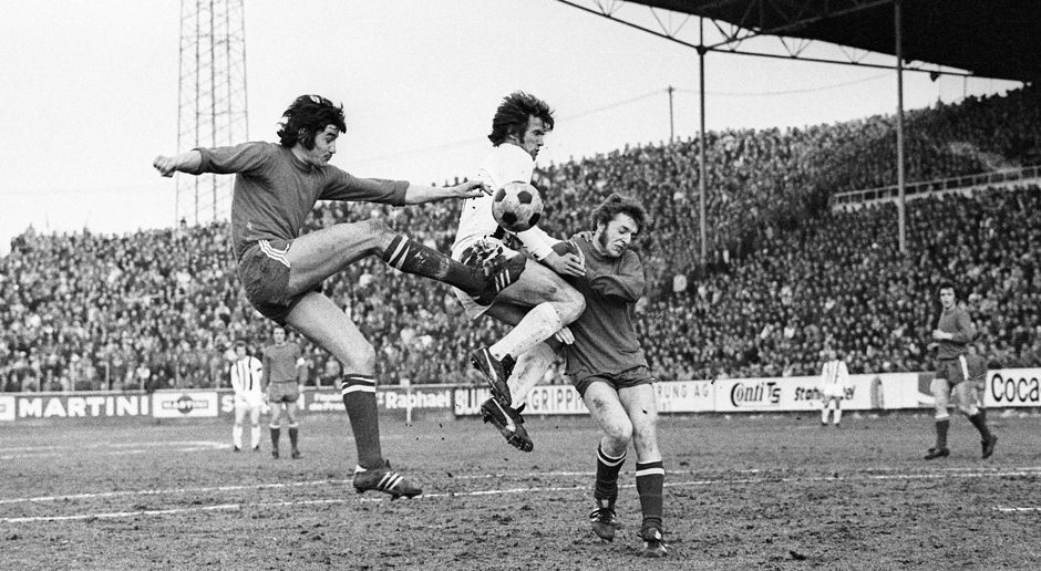 
                <strong>Kaiserslautern - Gladbach</strong><br>
                In der Saison 1972/73 spielte der 1. FC Kaiserslautern erstmals international. Die Pfälzer stießen im UEFA-Pokal bis ins Viertelfinale vor. Dort war ausgerechnet der Liga-Konkurrent und spätere Finalist Borussia Mönchengladbach Endstation. Dem knappen 1:2 am Betzenberg (Bild: Jupp Heynckes (Mi.) gegen Fritz Fuchs (li.) und Lothar Huber) folgte eine 1:7-Klatsche im Rückspiel. Die Gladbacher hatten übrigens bei ihrem Europapokal-Debüt zwölf Jahre vorher noch weniger zu lachen. Sie standen ebenfalls - und kampflos - im Viertelfinale des Pokalsieger-Wettbewerbes und wurden dort von den Glasgow Rangers abgeschossen. 0:3 und 0:8 hieß es am Ende. Auch Werder Bremen (1961/62, Pokalsieger) und Bayern München (1962/63, UEFA-Cup) kamen in ihrer internationalen Premierensaison bis ins Viertelfinale.
              