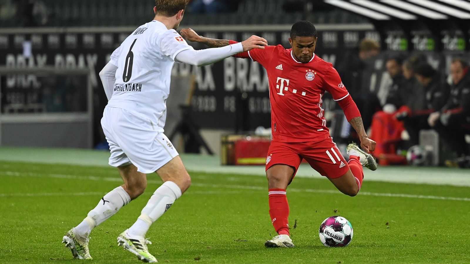 
                <strong>Douglas Costa</strong><br>
                Harmoniert gut mit seinem Hintermann Davies und wechselt auch mal auf die rechte Angriffsseite der Bayern. Im generell blassen Münchner Angriff ist der Brasilianer der schwächste Mann. Wird in der 67. Minute durch Kingsley Coman ersetzt. ran-Note: 5
              