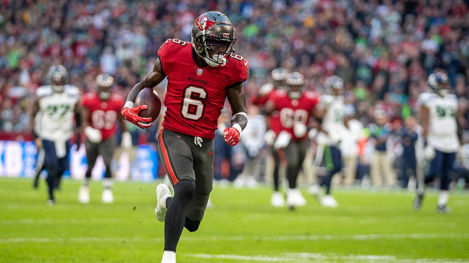 
                <strong>Erster Touchdown: Julio Jones</strong><br>
                Der Routinier fing einen kurzen Pass, zündete den Turbo und sprintete 31 Yards in die Endzone. Die ersten Punkte und der erste Touchdown der Partie zugleich. 
              