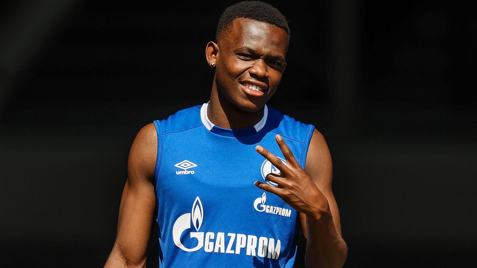 
                <strong>Rabbi Matondo (FC Schalke 04)</strong><br>
                Der 19-Jährige ist zwar walisischer Nationalspieler, das qualifiziert ihn trotzdem für diese Liste. In Liverpool geboren, lernte Matondo das Fußballspielen in Cardiff. Mit 15 Jahren wechselte der Flügelflitzer in die Akademie von Manchester City, 2019 holte ihn Schalke für rund 9 Mio. Euro nach Deutschland. Im ersten Jahr gab es nur sieben Kurzeinsätze, in der vergangenen Saison dann schon 20 Spiele in der Bundesliga. Matondo ist auf einem guten Weg und hat die besten Voraussetzungen, um sich auf Schalke zu entwickeln. Daran sollte auch sein Foto beim Training im Sancho-Trikot vom Erzrivalen aus Dortmund nichts ändern.
              