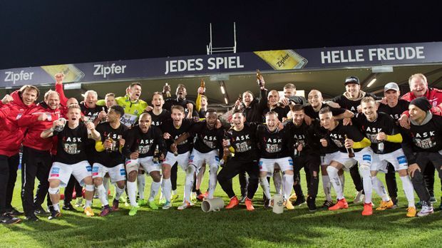 
                <strong>Österreich: LASK Linz</strong><br>
                Nach sechs Jahren in der zweiten bzw. dritten Liga kehrt der oberösterreichische Traditionsklub zurück in die Bundesliga. Trainer Oliver Glasner bejubelt mit seinem Team sechs Spieltage vor dem Ende über den feststehenden Aufstieg. Mit Alexander Riemann gehört auch ein Deutscher zu den Aufstiegshelden. Der Mittelfeldspieler ist der Bruder von Bochum-Keeper Manuel Riemann. Bereits in den beiden zurückliegenden Saisonen versuchen die Oberösterreicher mit erheblichen finanziellen Mitteln aufzusteigen, scheiteren jedoch an Mattersburg bzw. St. Pölten.
              