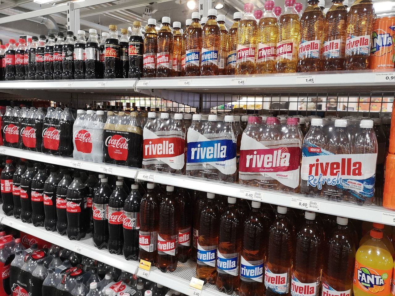 Rivella ist in der Schweiz ein beliebtes Getränk. Und auch in Holland. Dort enthält die blaue Rivella aber weniger Milchsäure als in der Schweiz und schmeckt dadurch leichter. 