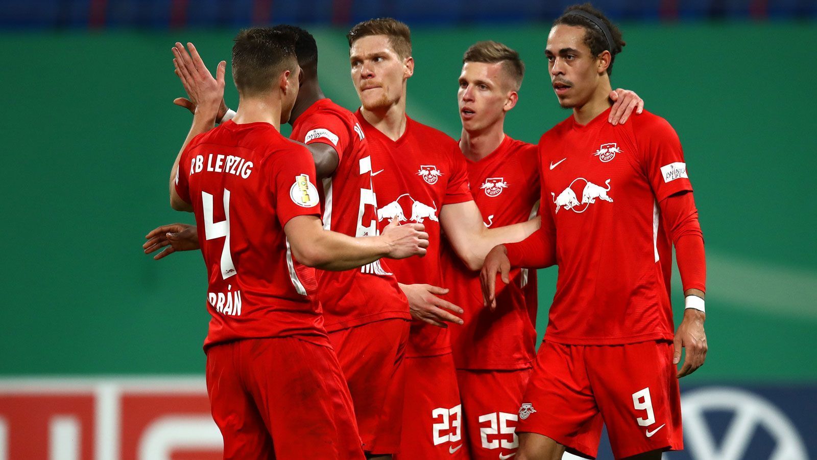 
                <strong>RB Leipzig vs. FC Liverpool</strong><br>
                Nicht nur aufgrund der Liverpooler Ergebniskrise stehen die Chancen der Sachsen auf den Viertelfinal-Einzug gar nicht mal so schlecht. Aus den letzten sieben Pflichtspielen gab es nur eine Niederlage (2:3 gegen Mainz), in der Bundesliga stehen die Messestädter auf dem zweiten Rang. "Wir müssen uns natürlich ein Stück weit anpassen, so wie wir das immer tun. Wir müssen aber versuchen, nicht bloß deren Spielweise zu vermeiden, sondern unsere Art von Fußball auf den Platz zu bringen", so Nagelsmann auf der Pressekonferenz im Vorfeld der Partie. Sollte dies gelingen, ist der Einzug in die Runde der letzten Acht definitiv im Bereich des Möglichen.
              