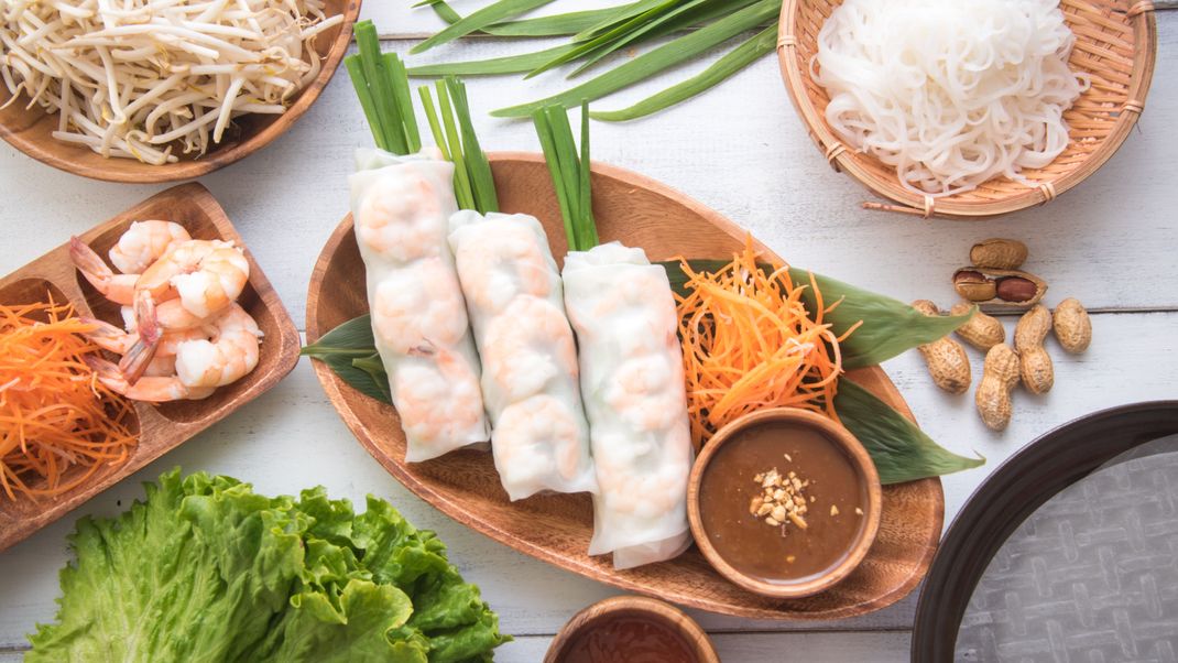 Sommerrollen passen - ganz ihrem Namen entsprechend - perfekt in den Sommer: Locker, leicht und super gesund, schmecken sie aber auch den Rest des Jahres über.