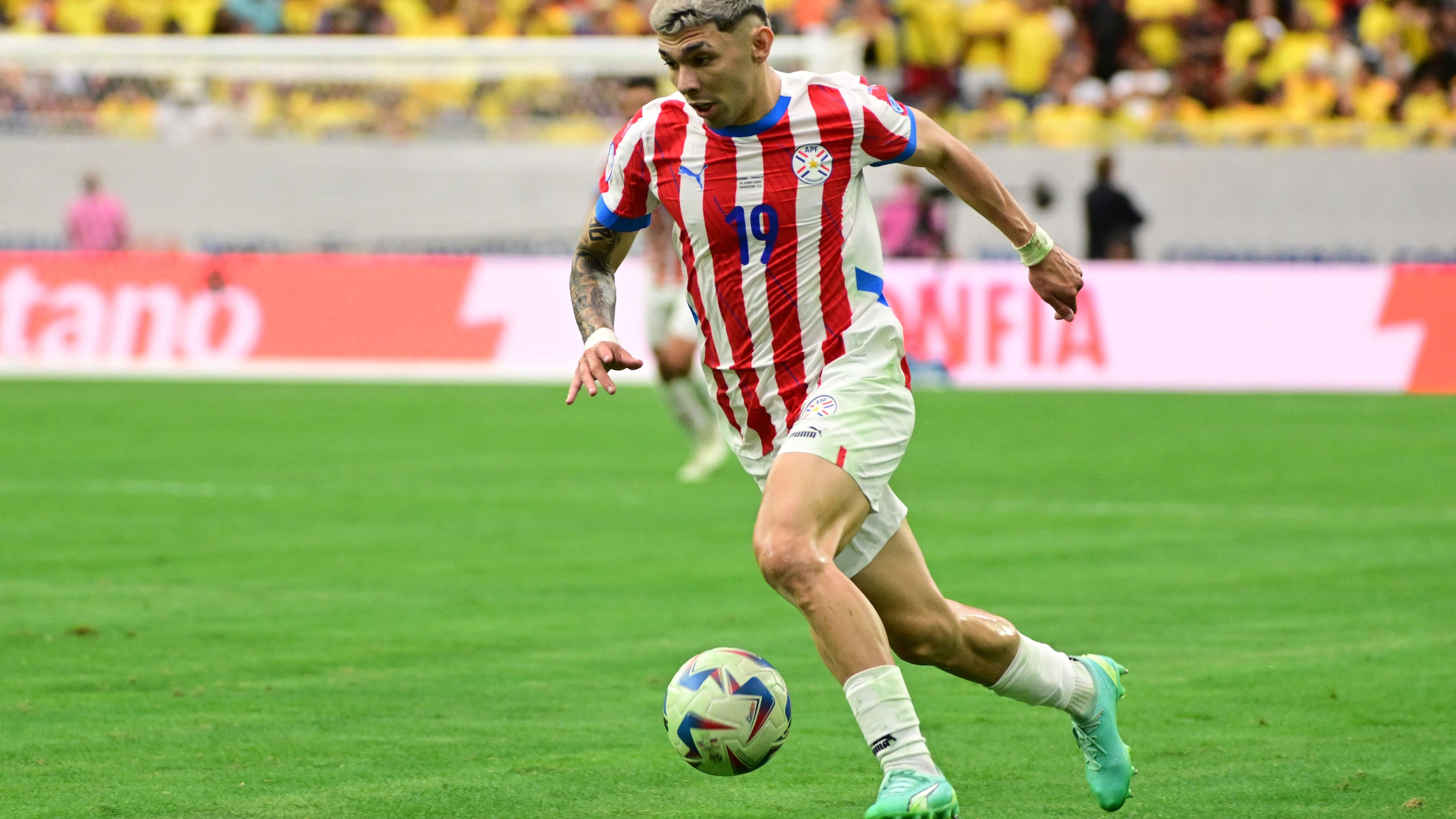 <strong>Julio Enciso (Paraguay)</strong><br>Kaum vorstellbar, aber es ist bereits seine zweite Teilnahme an einer Copa America. Der variable Offensiv-Spieler ist eigentlich ein klassischer Zehner, spielt für Paraguay aber auf dem linken Flügel. Bei der Auftaktniederlage gegen Kolumbien erzielte er den Anschlusstreffer zum 1:2. Enciso zählt zu den spannendsten Talenten des Turniers.<br><strong>Verein</strong>: Brighton<br><strong>Alter</strong>: 20<br><strong>Marktwert</strong>: 22 Millionen Euro