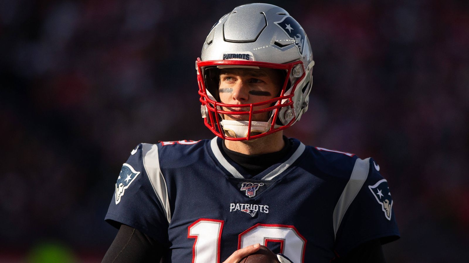 
                <strong>Tränen am Telefon, Karriereende, Ehekrise: Tom Brady spricht Klartext</strong><br>
                Tom Brady ist mit seinem Wechsel zu den Tampa Bay Buccaneers in dieser Offseason das große Thema in der NFL. Jetzt sprach er in der Show von Howard Stern über diverse Themen. ran.de zeigt einige interessante Aussagen des Quarterback-Superstars.
              