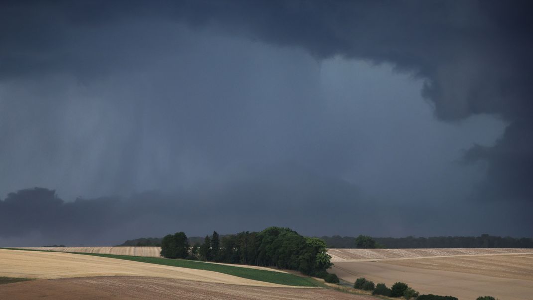 Bayern, Ochsenfurt: Gewitterwolken ziehen über die Getreidefelder des Ochsenfurter Gaus. (Archivaufnahme)