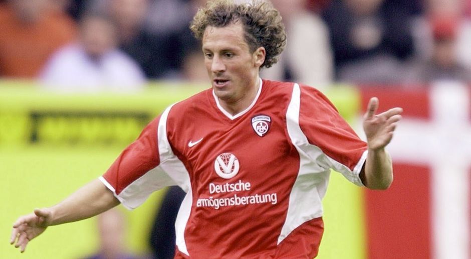 
                <strong>Abwehr: Harry Koch (1.FC Kaiserslautern)</strong><br>
                Er ist eine echte FCK-Legende und wir haben uns nicht getraut, ihn nicht zu erwähnen: Harry Koch. Der Deutsche Meister und Schrecken eines jeden Stürmers, der seine Schienbeine schätzt, dirigiert die Verteidigung unser Elf.
              