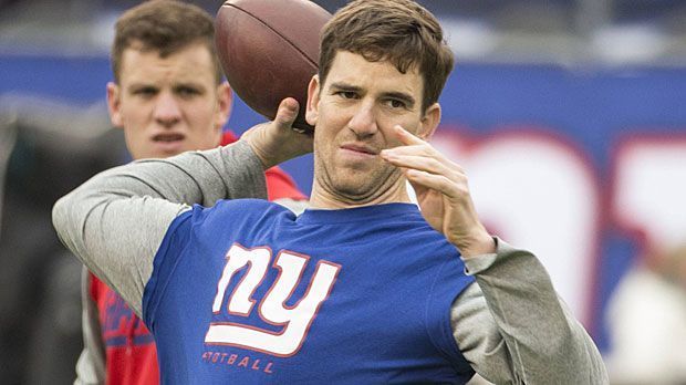 
                <strong>Platz 7: Eli Manning (21 Millionen Euro)</strong><br>
                Platz 7: Eli Manning (21 Millionen Euro). Als jüngster Sproß der Familie mit den formidablen Quarterback-Genen hat es der Ballverteiler der New York Giants selten leicht. Darüber trösten neben zwei Super-Bowl-Triumphen auch 14 Millionen Euro Gehalt hinweg, von Werbepartnern kommen noch einmal sieben Millionen Euro drauf - ein schönes Trostpflaster.
              