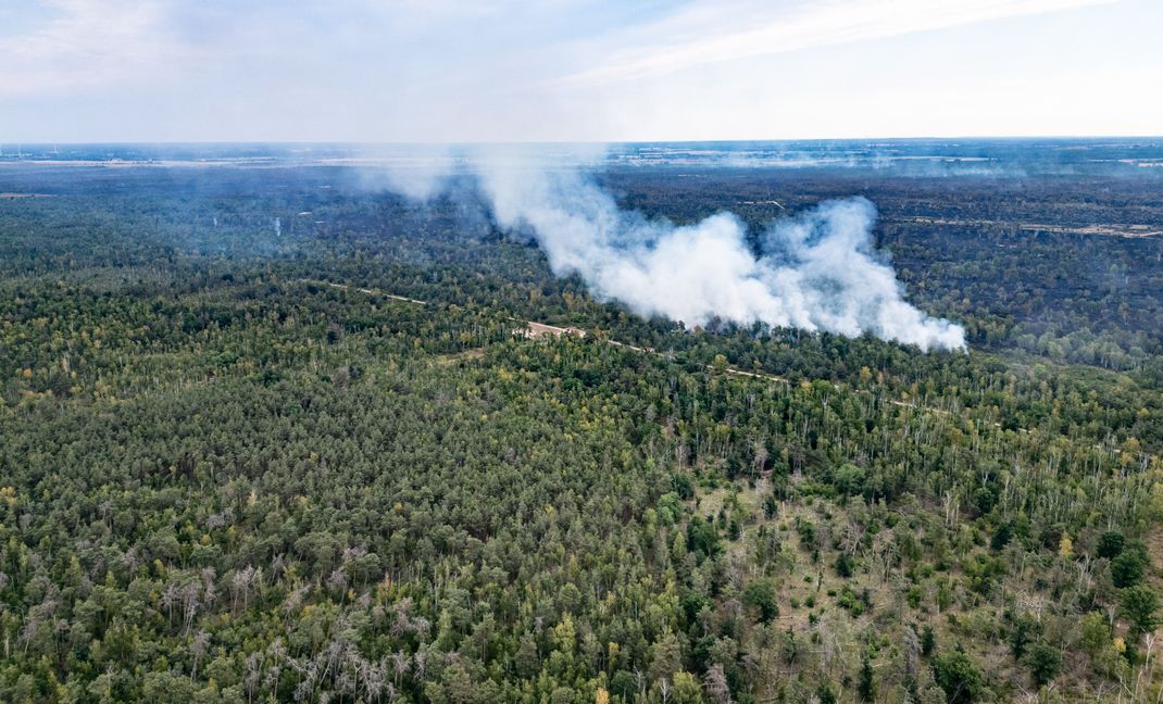 Rauch steigt bei einem Wald- und Vegetationsbrand in der Gohrischheide im Landkreis Meißen in der Nähe von dem sächsischen Ort Jacobsthal in den Himmel (Luftaufnahme mit einer Drohne).