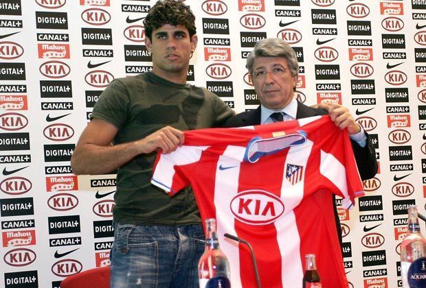 
                <strong>Willkommen in Madrid</strong><br>
                Den Bossen von Atletico Madrid fällt Diego Costa schon früh auf und so überweisen sie 1,5 Millionen Euro nach Braga - gut angelegtes Geld. 2007 wird der neue Stürmer in der spanischen Hauptstadt als Zugang präsentiert. Lange hält es ihn aber nicht in Madrid...
              