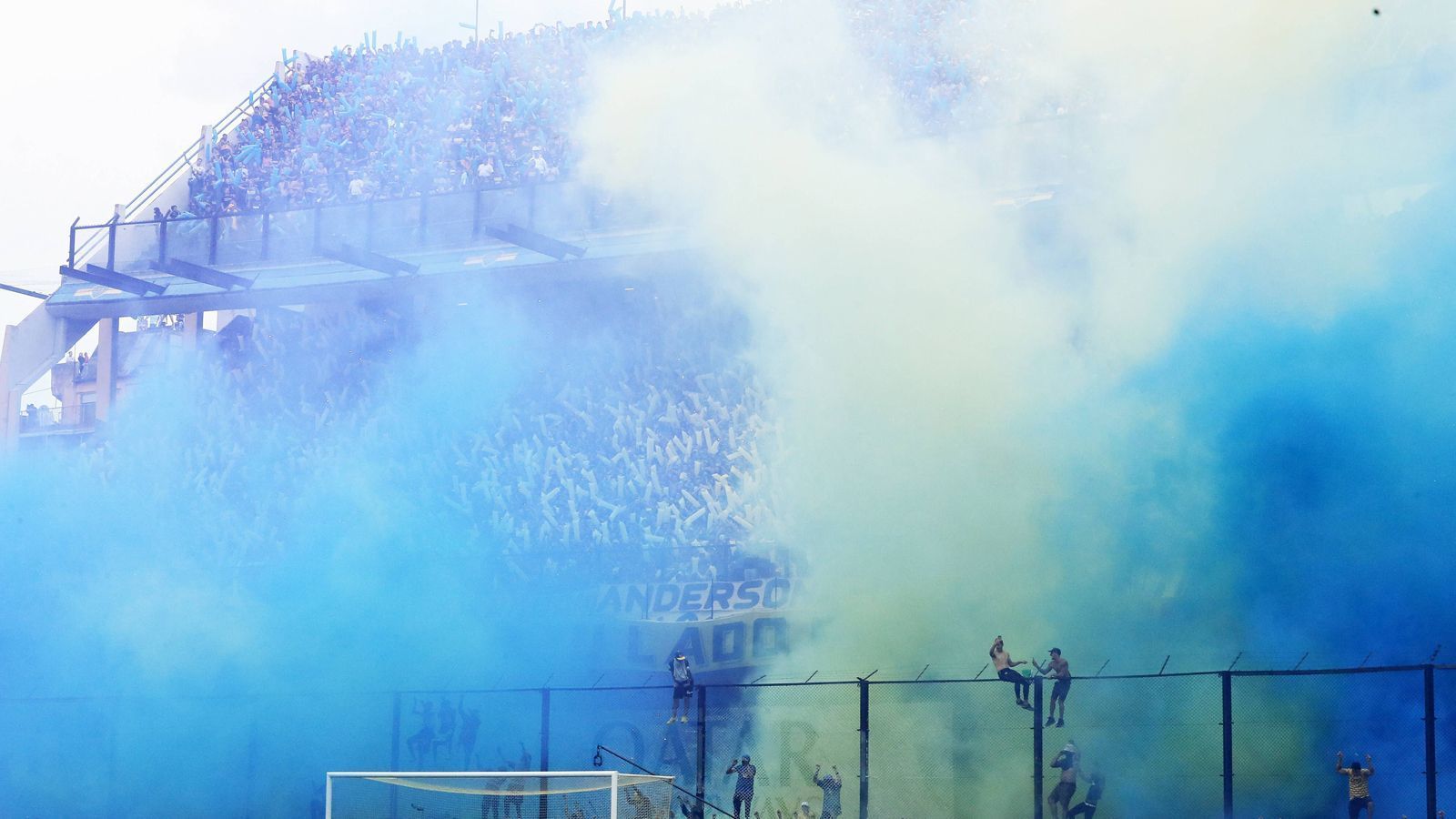 <strong>River Plate - Boca Juniors</strong><br>
                Der Superclasico zwischen den Stadtrivalen Boca Juniors und River Plate aus Buenos Aires polarisiert ganz Südamerika. Die Stimmung ist sensationell, die Rivalität ist enorm.
