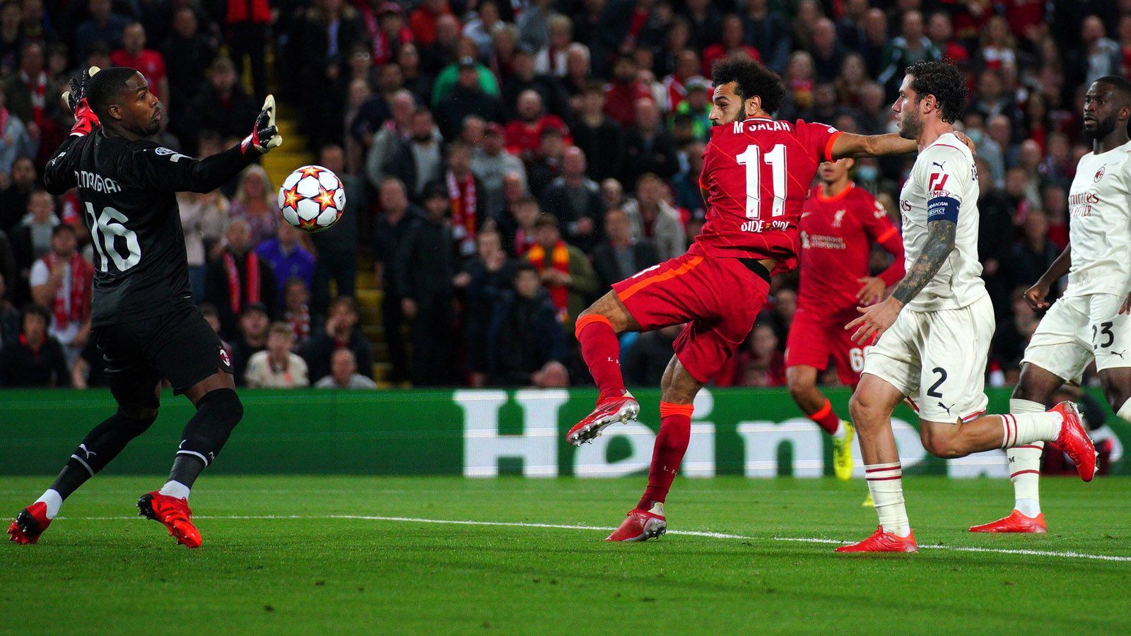 
                <strong>Salah gleicht aus</strong><br>
                Salah kann's doch! Doppelpass mit Origi nach feinem Ball von Fabinho ins Zentrum. Der Ägypter verwandelt zum 2:2, wähnt sich aber selbst im Abseits. Nach Video-Check ist der Jubel bei Liverpool perfekt. 2:2. Weiter geht's.
              