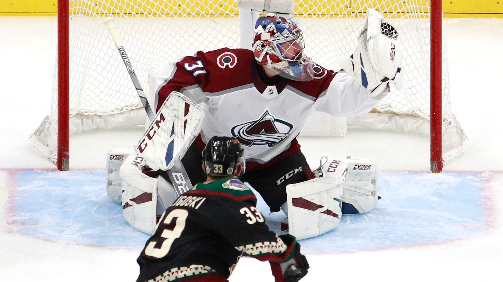 
                <strong>Colorado Avalanche: Philipp Grubauer</strong><br>
                Der Keeper geht als Nummer 1 in die neue Saison, weiß mit Pavel Francousz aber einen starken Backup hinter sich und dürfte sich reichlich mit dem rechts fangenden Tschechen abwechseln. Mit der Avalanche um Nathan MacKinnon gilt Grubauer als Favorit auf den Stanley Cup. Vor allem vom Mittelstürmer wird eine große Saison erwartet.
              