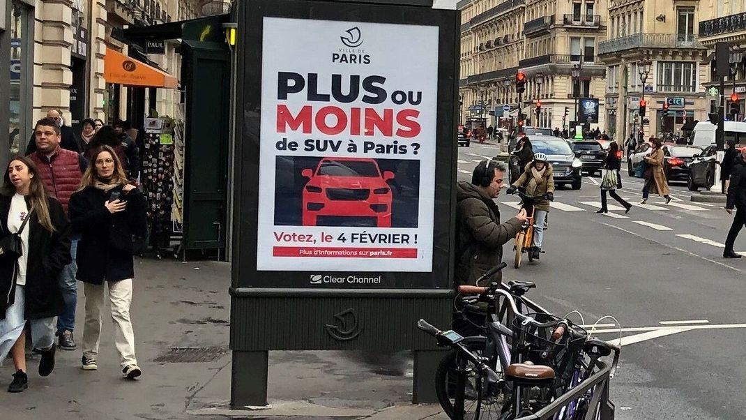 Bei einer Befragung in Paris soll entscheiden werden, ob es zu einer Verdreifachung der Parkgebühren  für SUV kommen soll.