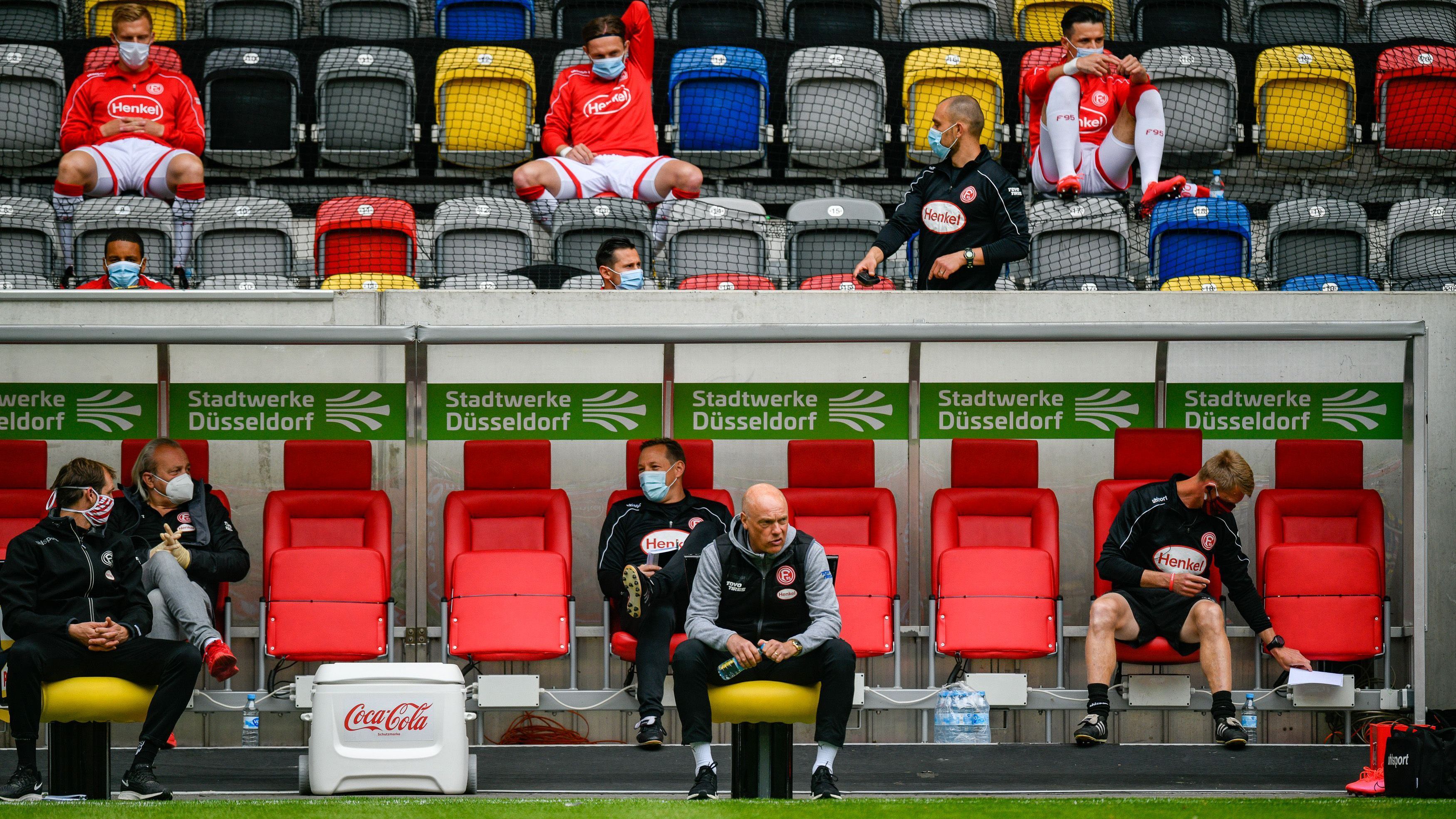 
                <strong>2019/20: Fortuna Düsseldorf</strong><br>
                Nach einem Jahr Erstklassigkeit musste die Fortuna zurück in die 2. Liga und hatte ähnliche Anlaufschwierigkeiten wie die anderen Vereine in dieser Galerie. Nach einem verpatzten Saisonstart kämpfte sich die Mannschaft auf Uwe Rösler langsam aber sicher wieder in das obere Tabellendrittel, der Aufstieg erwies sich am Ende allerdings als eine zu große Aufgabe. Mit 58 Punkten belegte Düsseldorf einen soliden fünften Platz und verpasste die Aufstiegsränge letztlich nur um sechs Punkte.
              