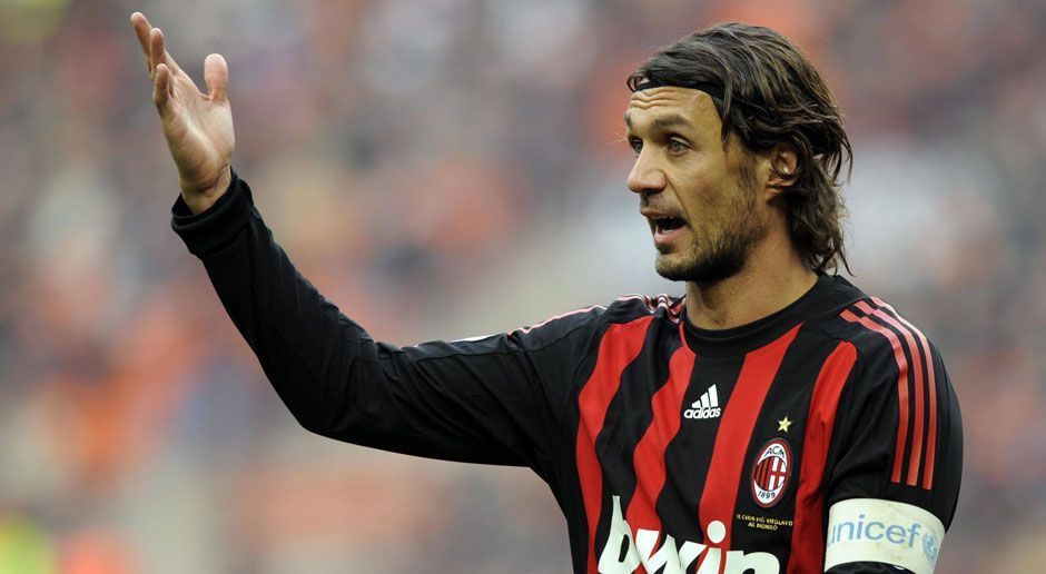 
                <strong>Paolo Maldini (647 Spiele in der Serie A)</strong><br>
                Maldini ist Italiens Rekordspieler. Die Vereinsikone des AC Mailand hat unglaubliche 647 Spiele für Milan absolviert und dabei sieben Meisterschaften gewonnen. Seit seinem Karriereende im Jahr 2009 wird bei den "Rossoneri" Maldinis Rückennummer "3" nicht mehr vergeben. Erst wenn einer Maldinis Söhnen Profi bei Milan werden sollte, wird sich das ändern.
              