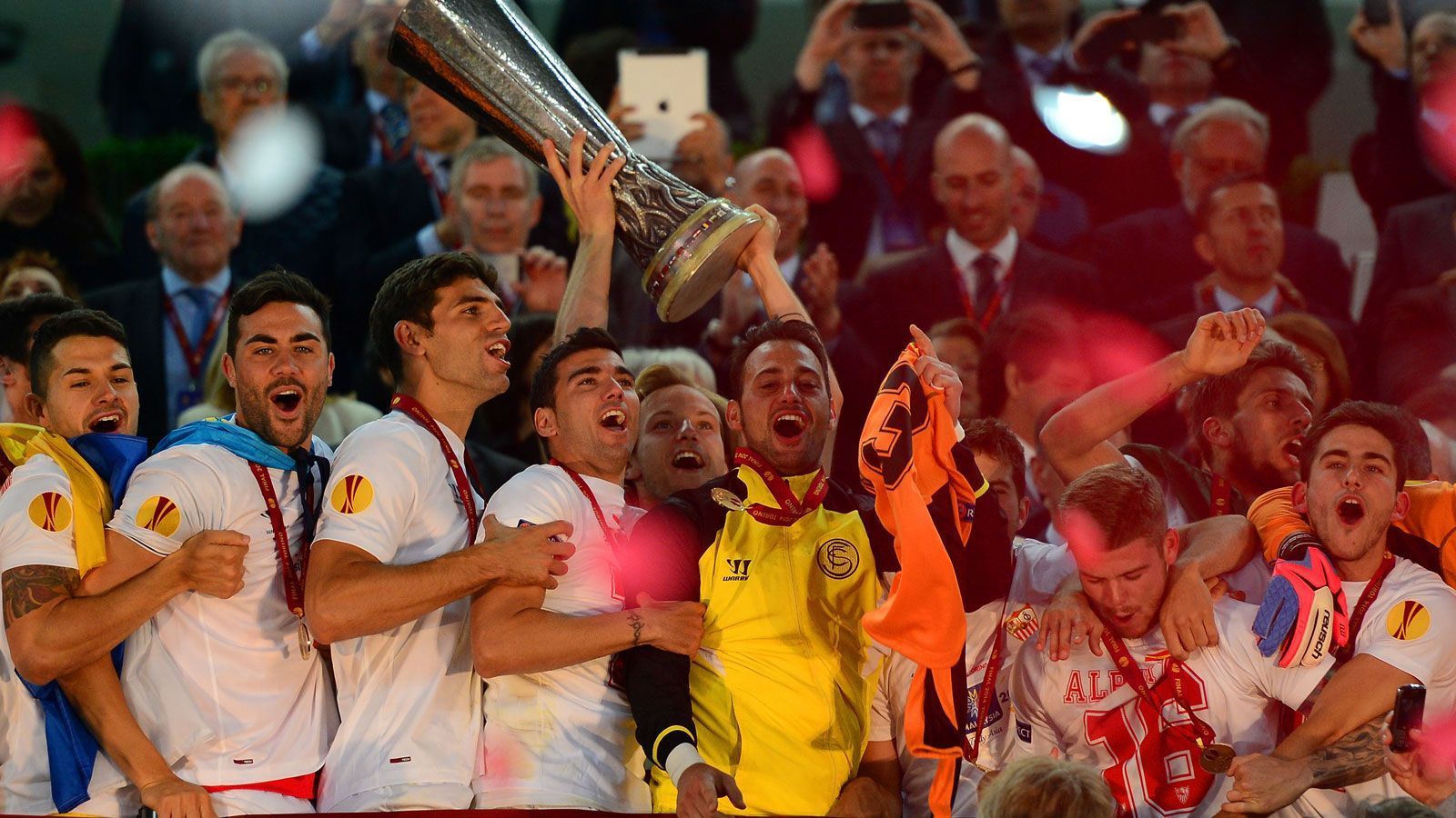 
                <strong>Sieg in der Europa-League 2013/14</strong><br>
                Auch der erste Titel in der Europa-League wird im Elfmeterschießen entschieden. Im Juventus-Stadion zu Turin ringen die Spanier Benfica Lissabon mit 4:2 nieder und gewinnen damit ihren dritten europäischen Titel in acht Jahren.
              
