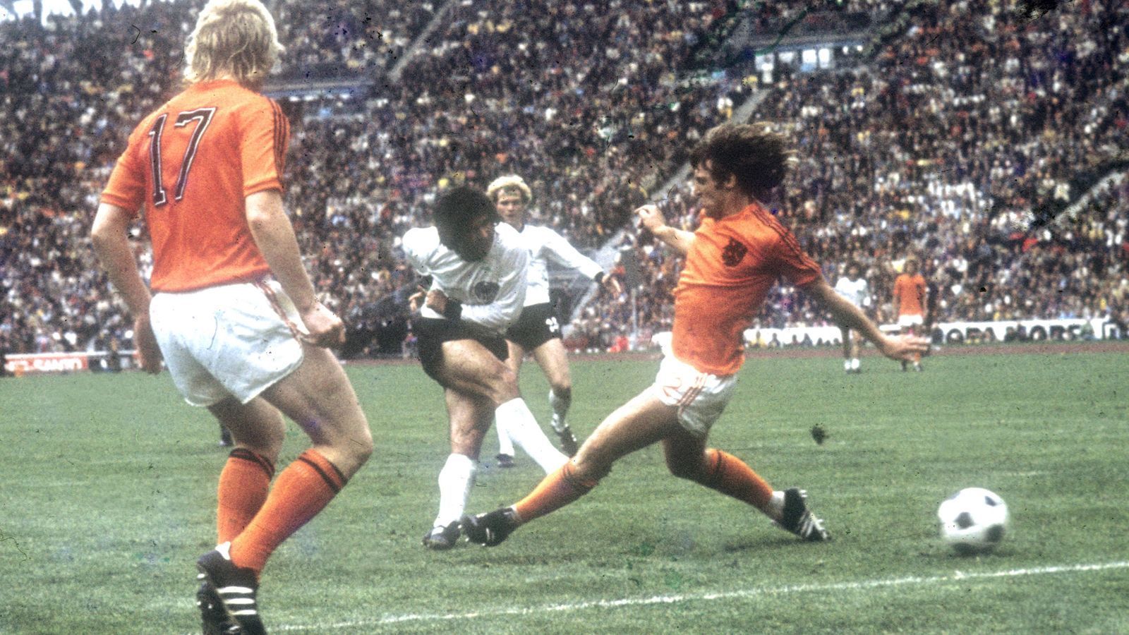 
                <strong>Gerd Müller ist tot: Eine unvergleichliche Torjäger-Karriere</strong><br>
                Hintern raus, kurze Drehung, Schuss - dann machte es bumm! Der Müller-Stil war und ist immer noch unvergleichlich. Eines der berühmtesten Tore ist das gegen die Niederlande im WM-Finale 1974, in der 43. Minute trifft Müller zum 2:1 und sichert Deutschland so den Titel.
              