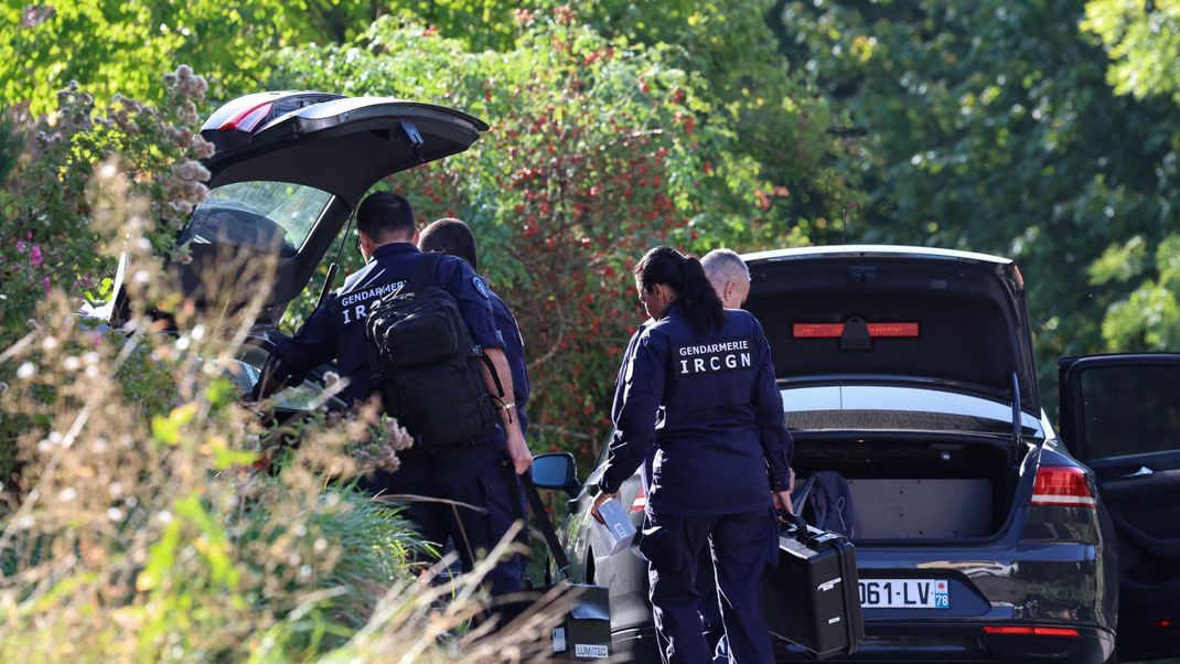 Französische Gendarmen des Nationalen Instituts für kriminalistische Forschung der Gendarmerie (IRCGN) erzielen Forstschritte im Vermisstenfall der Jugendlichen Lina.