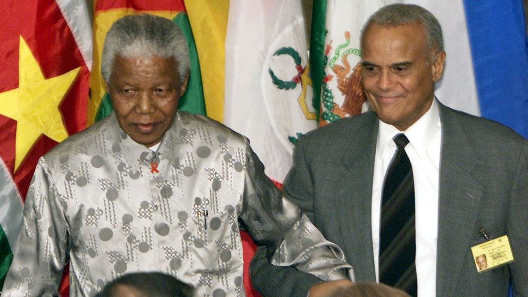 Harry Belafonte Arm in Arm mit Nelson Mandela. 