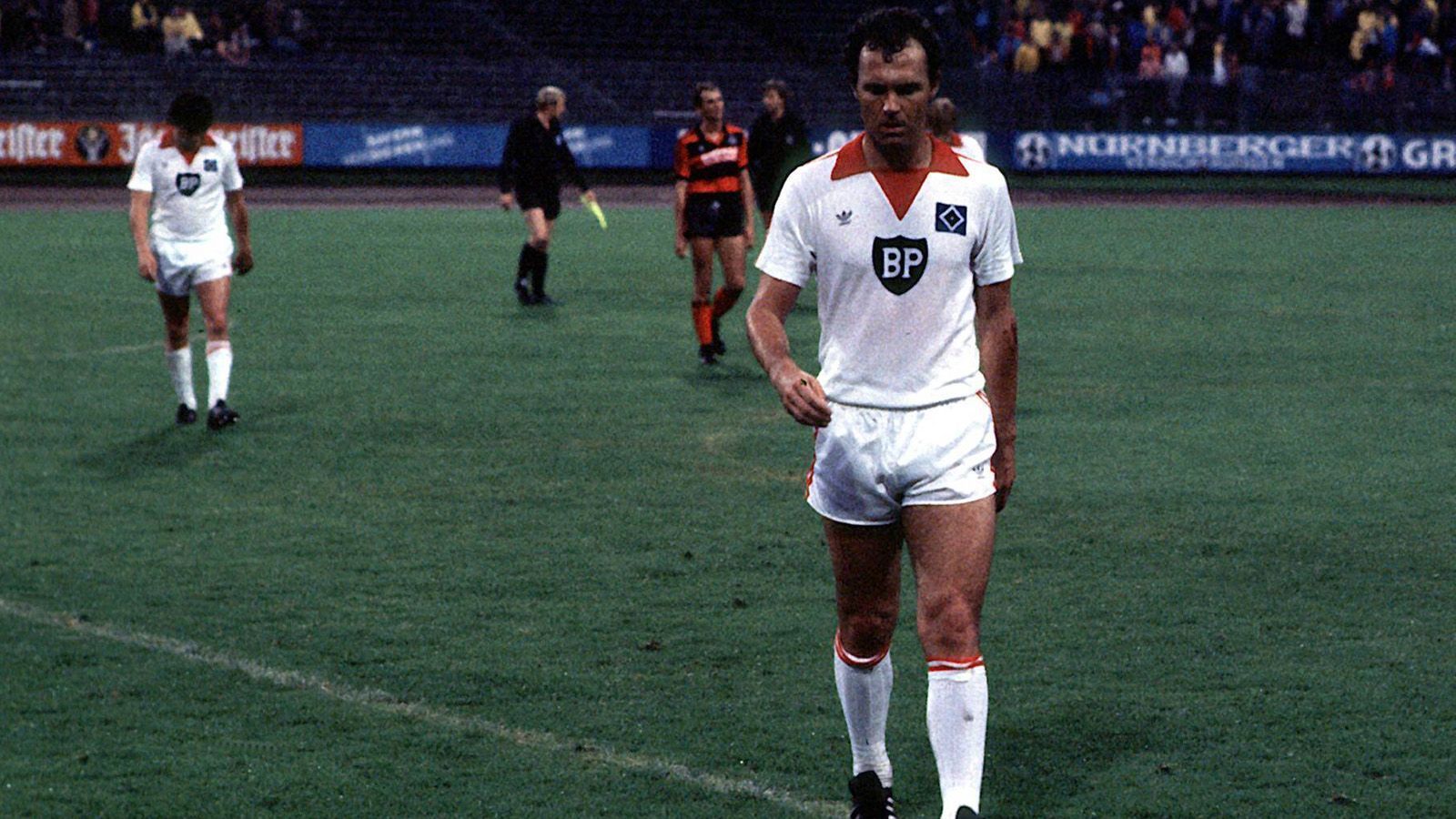 
                <strong>Franz Beckenbauer: Beim HSV wurde nur noch "der Notnagel"  </strong><br>
                Im Alter von 35 Jahren kehrte Franz Beckenbauer im November 1980 in die Bundesliga zurück. Der frühere Star des FC Bayern schloss sich dem Hamburger SV an und wurde mit dieser Mannschaft 1982 sogar Deutscher Meister. Er selber war allerdings verletzungsgeplagt und hatte keinen großen Anteil daran. "Ich bin hier nur der Notnagel", sagte er und wechselte ein zweites Mal in die USA zu New York Cosmos. 1983 beendete er seine Karriere.
              