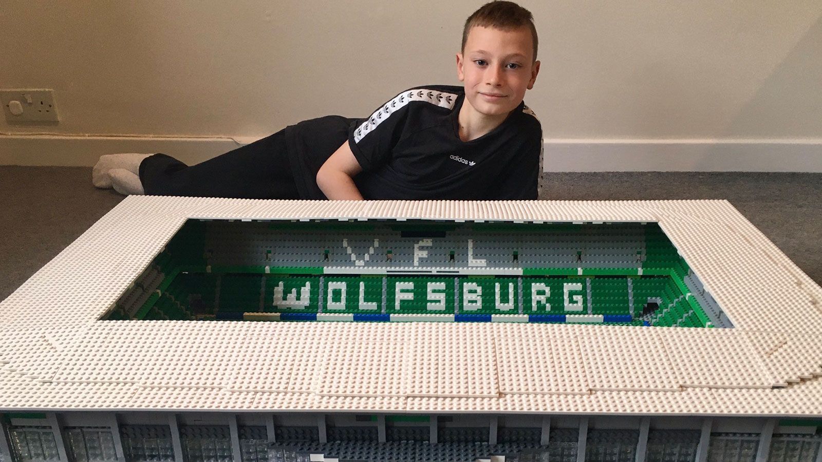 
                <strong>VfL Wolfsburg</strong><br>
                Auch der VfL Wolfsburg freut sich über ein Duplikat seines Stadions: "Unsere Volkswagen-Arena aus Lego - tolle Arbeit, Joe", schrieb der Klub via Twitter.
              