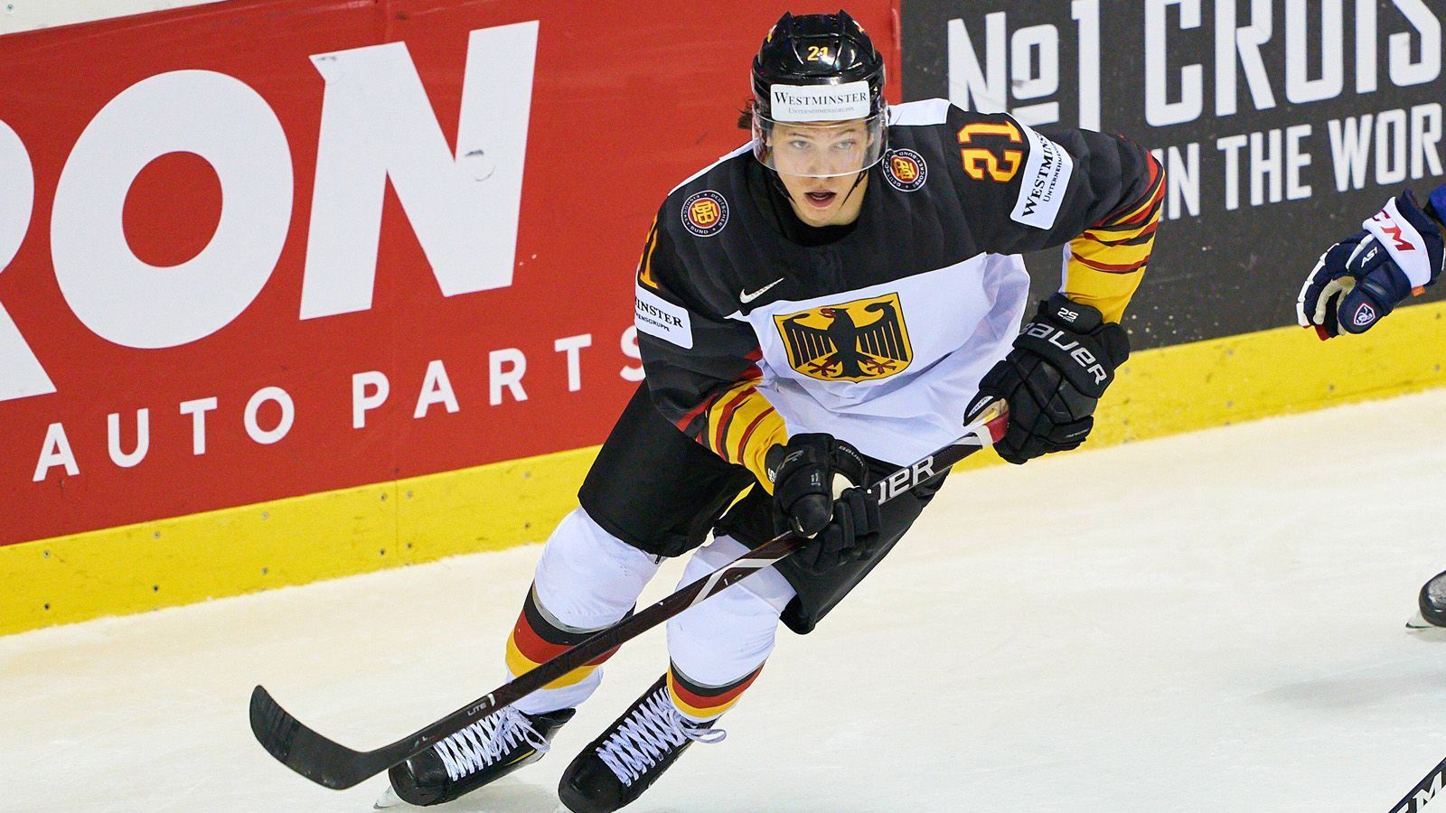 
                <strong>Anerkannt beim Bundestrainer und den Teamkollegen </strong><br>
                Nach seiner starken Debüt-Saison macht ihn Bundestrainer Toni Söderholm zum Nationalspieler und WM-Debütanten. Und Seider zahlt das Vertrauen zurück, ist bis zu seiner Verletzung im Slowakei-Spiel der beste deutsche Verteidiger. "Wir sollten sein Spiel genießen. Er spielt momentan sehr stark", lobte Söderholm den Rookie nach seinen ersten Auftritten. "Er ist vom Kopf her weiter entwickelt als viele andere in seinem Alter", so der finnische Bundestrainer über das Ausnahme-Juwel. Und auch seine Teamkollegen im Nationalteam finden für den "Neuen" viele lobende Worte. "Er kann noch sehr wichtig für uns werden", findet Korbinian Holzer, der bereits in der NHL spielt. Team-Kapitän Moritz Müller bezeichnet ihn als "absolut geradlinig" und lobt den vorbildlichen Ehrgeiz des "Schülers".
              