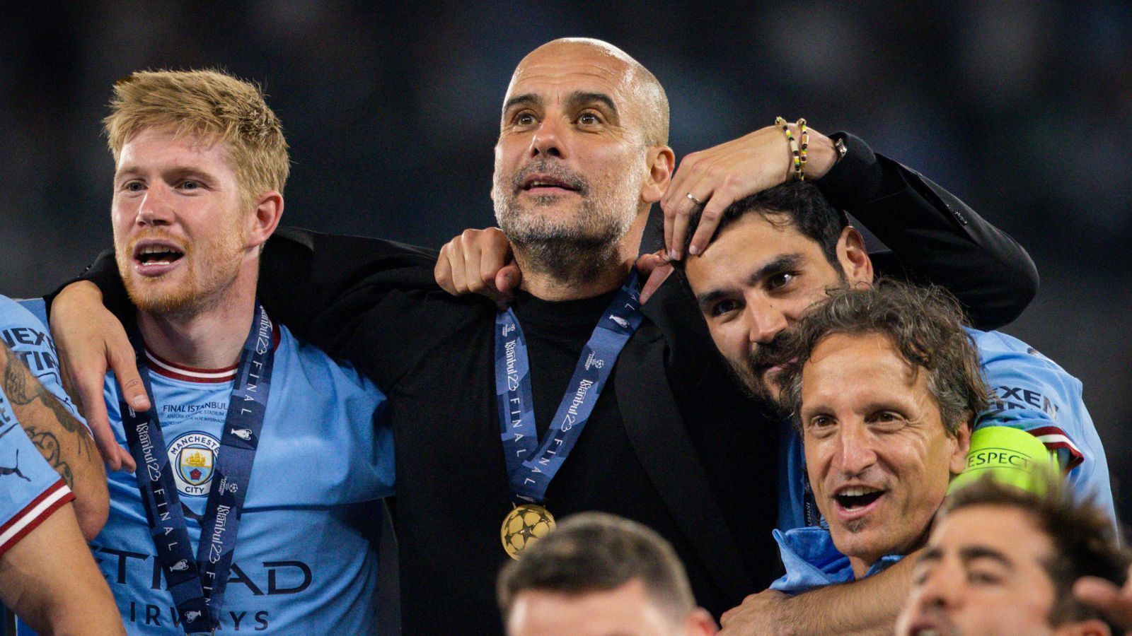 
                <strong>Trainer: Pep Guardiola (Manchester City)</strong><br>
                Als Pep Guardiola das letzte Mal die Champions League gewann, war Erling Haaland erst zehn Jahre alt. 2011 war das, als sein FC Barcelona im Londoner Wembley-Stadion das Manchester United von Sir Alex Ferguson 3:1 bezwang. Seitdem vercoachte sich Pep zu oft in wichtigen Spielen oder hatte das Glück nicht auf seiner Seite. Diese Pechsträne hat nun ihr Ende gefunden. Manchester City war in dieser Saison die mit Abstand beste Mannschaft des Wettbewerbs, erteilte Giganten wie Bayern und Real Madrid eine fußballerische Lehrstunde. City gewann auch seinen ersten Königsklassen-Pokal, weil Pep im Finale an seiner vertrauten Elf nichts veränderte. 
              