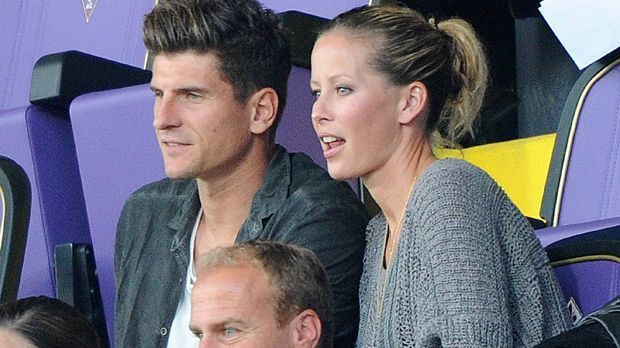 
                <strong>Mario Gomez und Carina Wanzung</strong><br>
                Mario Gomez ist unter der Haube. Der Stürmer des AC Florenz heiratete in München seine langjährige Freundin Carina Wanzung. Beide hatten sich während Gomez Zeit beim FC Bayern in München kennen gelernt.
              