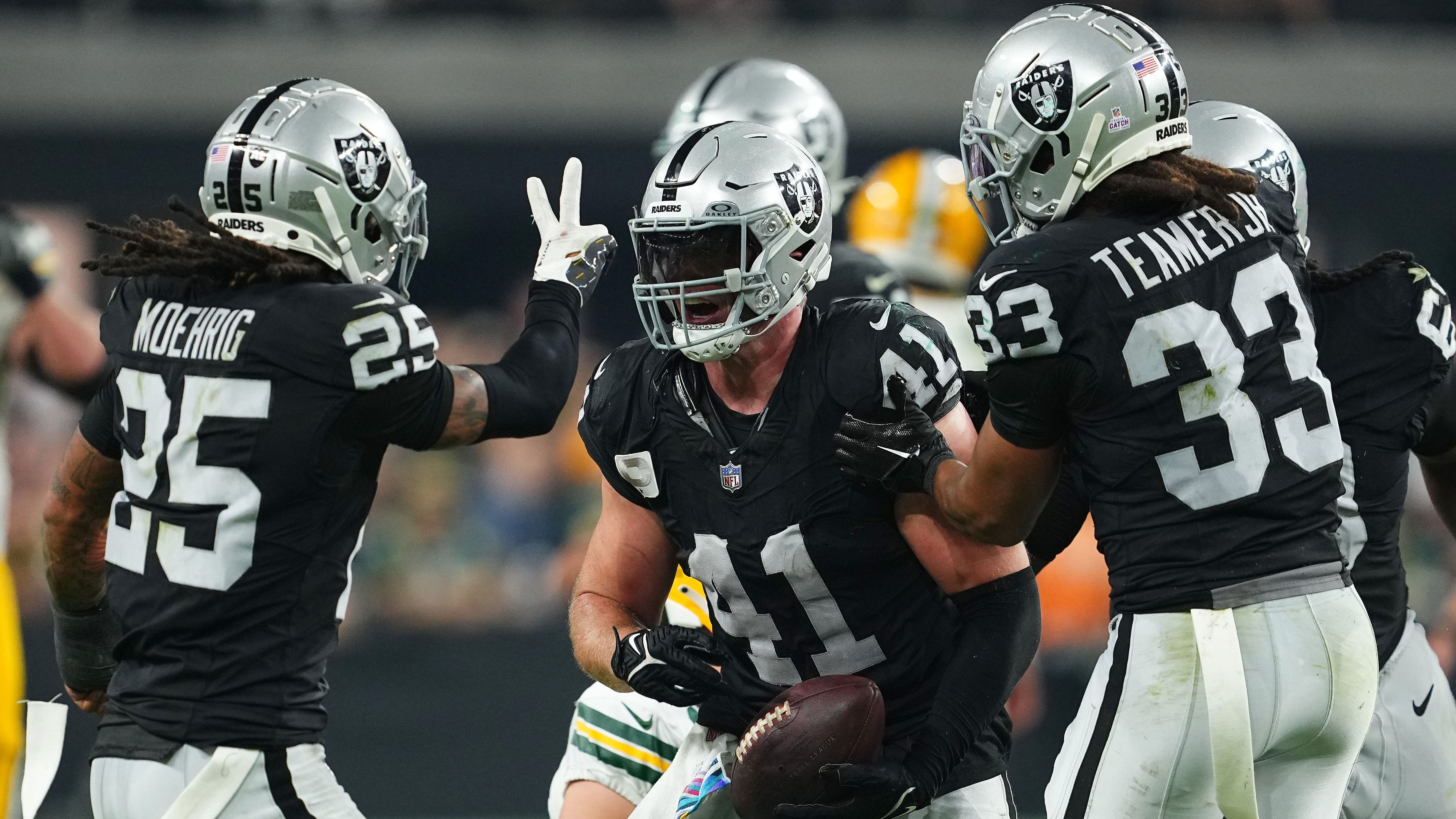 <strong>Gewinner: Die Defense der Las Vegas Raiders</strong><br>Wenn die Las Vegas Raiders für eine Sache nicht bekannt sind, dann für eine starke Defense. Dass die Einheit von Coordinator Patrick Graham aber doch einiges drauf hat, zeigte das Spiel gegen die Green Bay Packers. Beim 17:13 gegen die Cheeseheads machte der Mannschaftsteil Jordan Love mit zwei Sacks und drei Interceptions das Leben schwer.