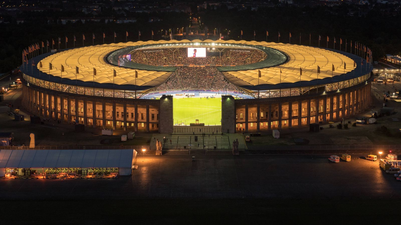 
                <strong>Platz 15: Olympiastadion (Hertha BSC)</strong><br>
                Auf Platz 15 folgt das Berliner Olympiastadion. Dabei können weder die Fans noch die Hertha so viel dafür, dass es so weit am Ende des Rankings liegt. Das Olympiastadion ist nun einmal nicht für Fußballspiele ausgelegt und durch die große Entfernung der Zuschauer zum Spielfeld kann so etwas wie ein "Hexenkessel" gar nicht entstehen. Dass die Hertha ihr Stadion nur selten ausverkauft, tut sein Übriges dazu. Auch das Fehlen der Stehplätze ist bei vielen ein Kritikpunkt. Nicht umsonst plant die Hertha ein eigenes, reines Fußballstadion. In Sachen Erreichbarkeit jedoch gibt es wohl kaum eine bessere Arena, auf dem Olympischen Platz befinden sich tausende Parkplätze, auf der Ostseite eine U-Bahn-Station und auf der Südseite eine S-Bahn-Station. Jetzt müsste nur noch jemand kommen.
              