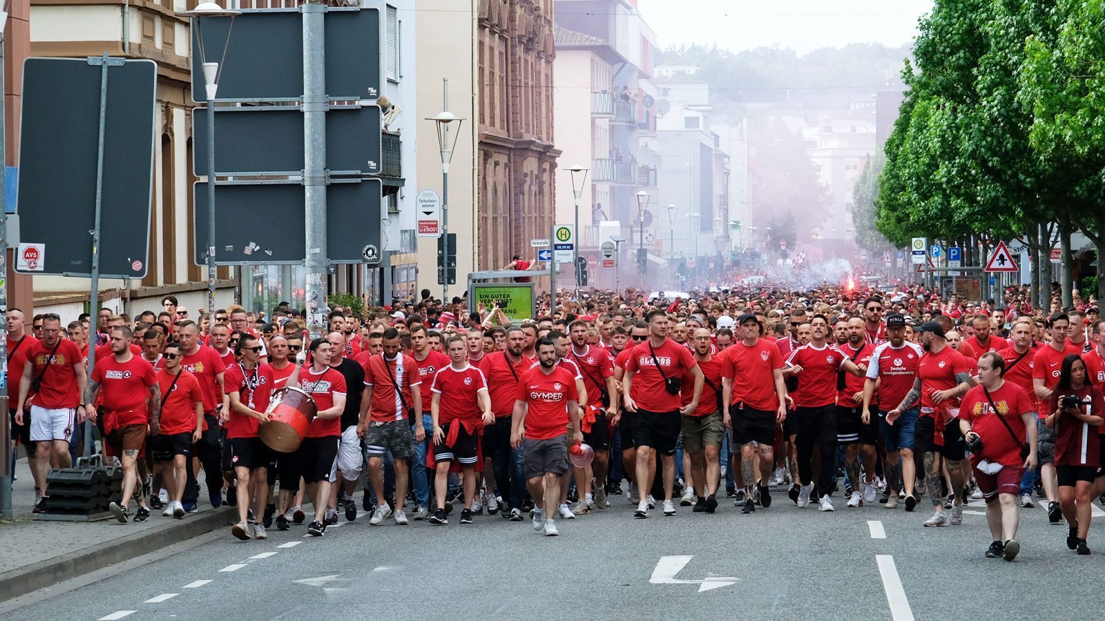 
                <strong>Fanmarsch auf den Betzenberg</strong><br>
                Über 40.000 Fans machten sich am Freitag ins Lauterer Fritz-Walter-Stadion auf, um das Hinspiel der Relegation gegen Dynamo Dresden live vor Ort mitverfolgen zu können. 
              