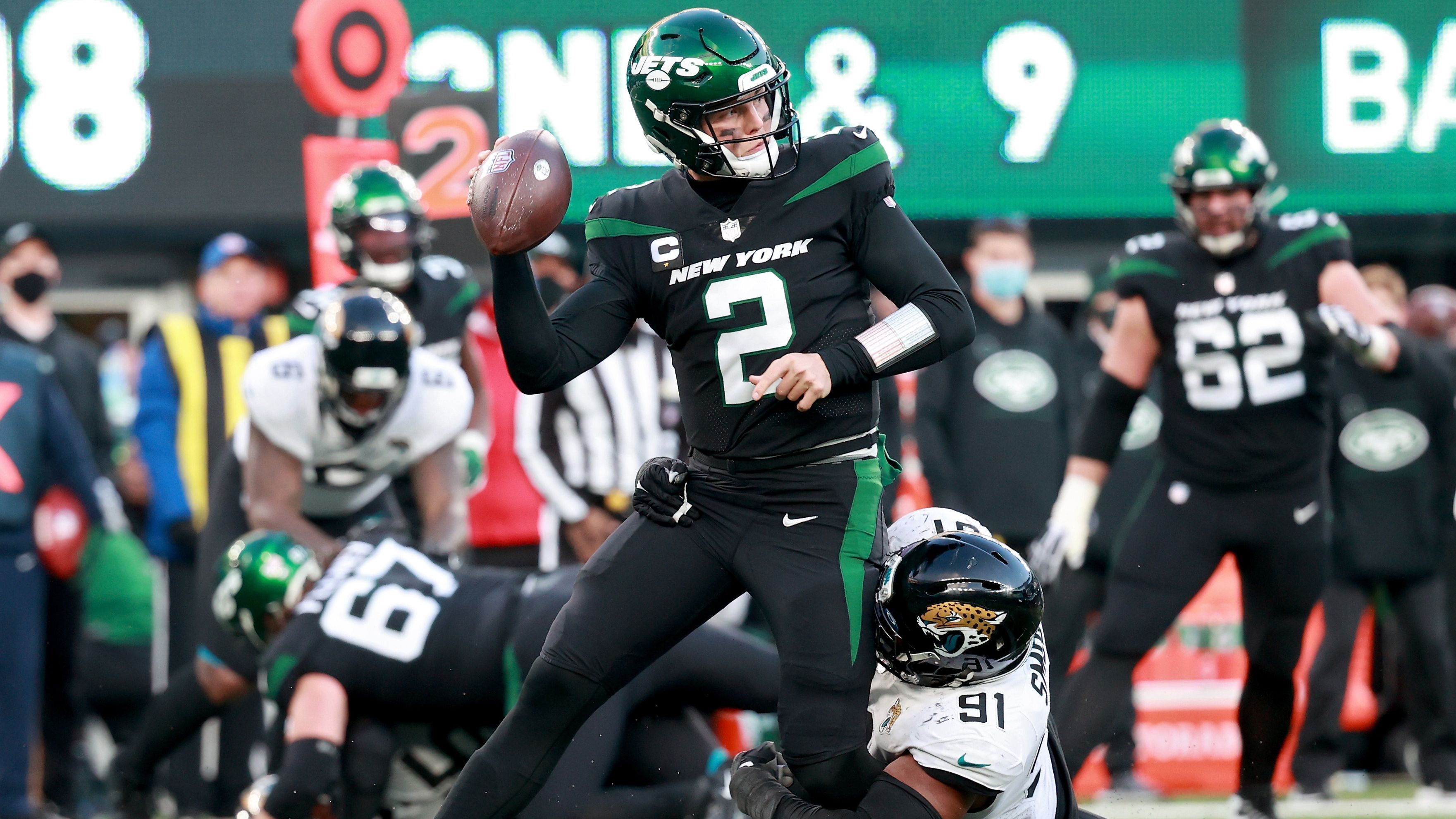 
                <strong>Gewinner: Zach Wilson </strong><br>
                Trevor Lawrence gegen Zach Wilson. Das Duell des ersten und zweiten Picks im diesjährigen Draft ging klar an die Nummer zwei des Jahrgangs. Die New York Jets setzten sich nicht nur mit 26:21 gegen die Jacksonville Jaguars durch, Quarterback-Hoffnung Wilson machte auch sein bisher bestes Spiel für "Gang Green". Zwar verbuchte der 22-Jährige nur 102 Passing Yards, spielte mit 14 von 22 angebrachte Pässe und einem Passing Touchdown aber effizient und traf häufig die richtigen Entscheidungen. Eine Interception vermied der Playmaker nun schon die dritte Woche in Folge und wurde lediglich einmal gesacked. Gerade im Laufspiel bewies er mit vier Rushes für 91 Yards bisher unbekannte Qualitäten. Gekrönt mit dem 52-Yard-Lauf in die Endzone, bei dem er gleich mehrere Gegenspieler stehen ließ.
              