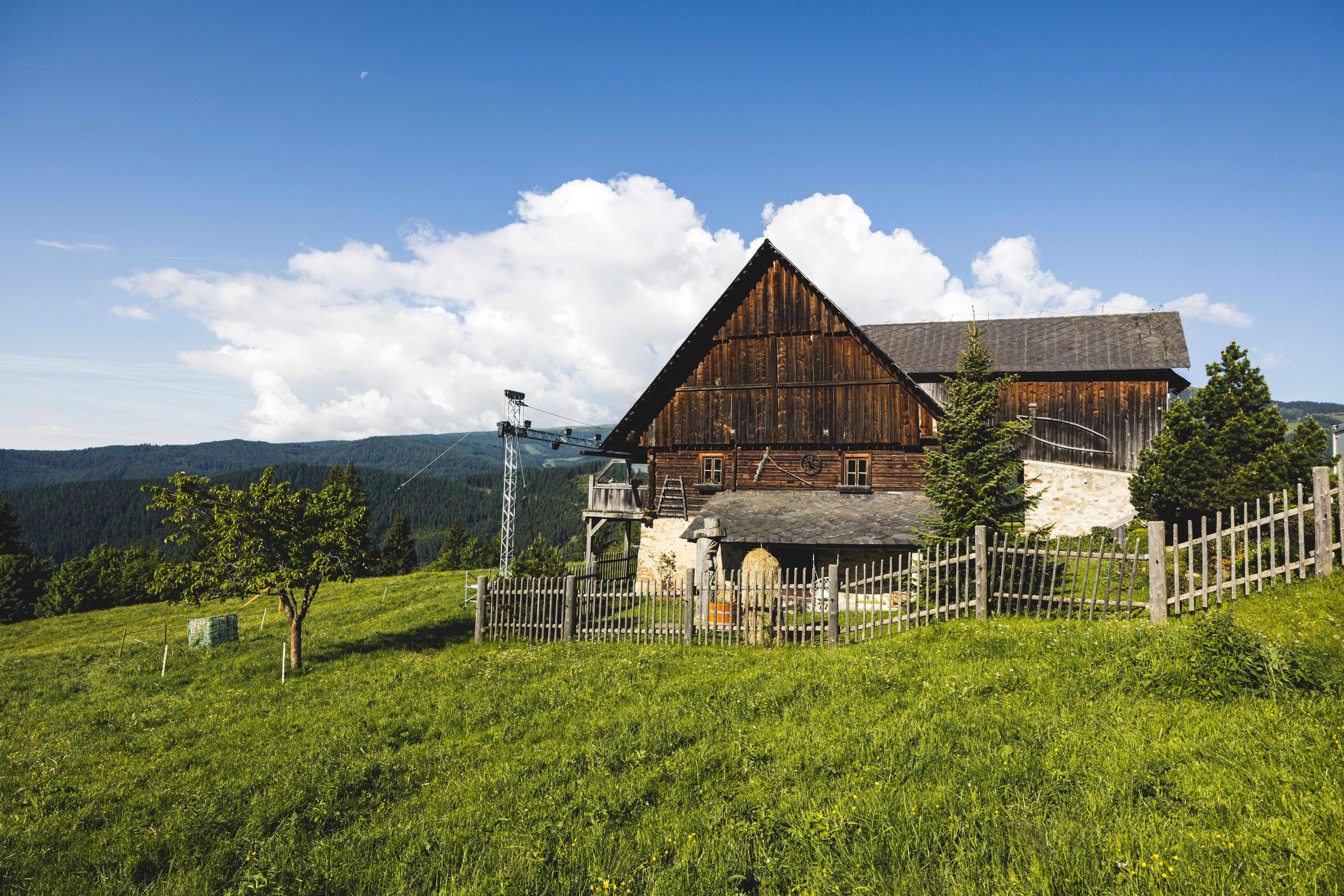 Ist es nicht hübsch? Umgeben von wunderschönem Bergpanorama steht das Forsthaus inmitten von Wiesen, Wald und sonst nichts. Gar nichts.