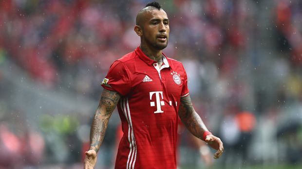 
                <strong>Arturo Vidal</strong><br>
                Arturo Vidal: Der Aggressiv-Leader war wichtiger Abfangjäger vor der Abwehr bei den wenigen Angriffsbemühungen der Berliner. Ansonsten konnte er dem Bayern-Spiel dieses Mal nicht unbedingt die ganz großen Akzente setzen. ran-Note: 3-
              