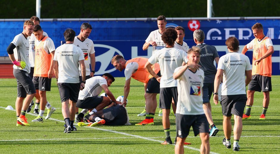 
                <strong>Antonio Rüdiger (DFB-Team)</strong><br>
                Schock für das gesamte DFB-Team: Im ersten Training in Evian erlitt Antonio Rüdiger einen Riss des vorderen Kreuzbandes im rechten Knie. Damit fällt der potenzielle Hummels-Ersatz für die EM in Frankreich aus. Der DFB denkt indes über eine Nachnominierung nach.
              