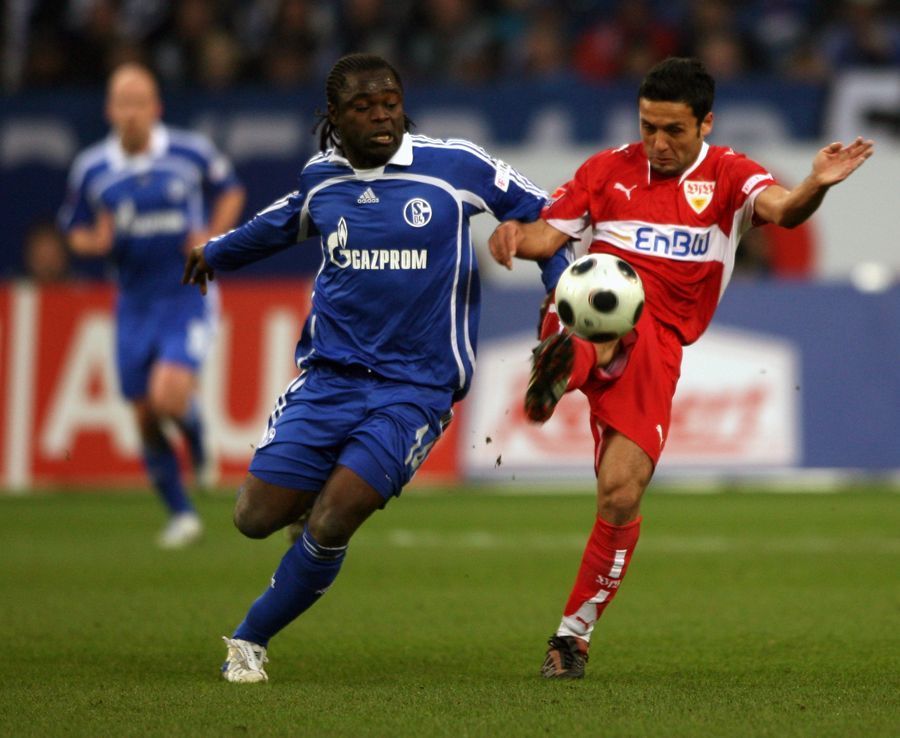 
                <strong>Yildiray Bastürk</strong><br>
                Yildiray Bastürk (re.) ist der Sohn eines Bergmanns und begann seine Fußballkarriere bei den Sportfreunden Wanne-Eickel. Später lief er in der Bundesliga unter anderem für den VfB Stuttgart auf. Jetzt versucht er mit der Türkei die Deutschen zu besiegen - natürlich für einen guten Zweck
              