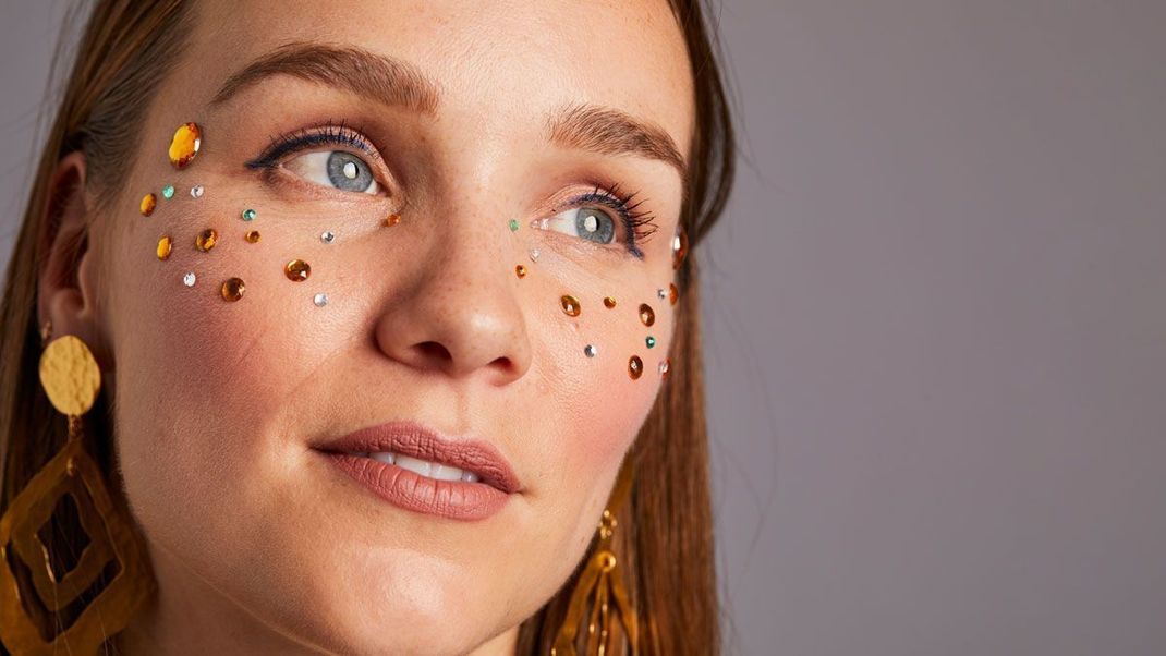 Ein super süßes Festival Make-up mit Perlen, Strasssteinchen und Co. – kleiner Tipp: Verwendet hierfür Wimpernkleber.