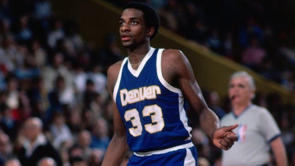 <strong>Platz 3 (geteilt): David Thompson</strong><br>Exakt die gleiche Anzahl an Punkten gelang einem NBA-Spieler bereits in den 1970er Jahren! Damals spielte David Thompson für die Denver Nuggets und schob sich zwischenzeitlich auf Platz zwei in dieser Kategorie. Denn Thompson sammelte in der Saison 1977/78 gegen die Detroit Pistons 73 Punkte. Trotzdem ging das Spiel knapp mit 137:139 verloren.