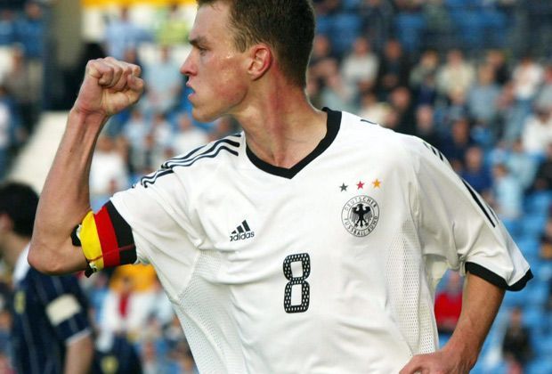 
                <strong>Hanno Balitsch (12.02.2003)</strong><br>
                Der heutige Nürnberger Hanno Balitsch bringt es immerhin auf 28 Länderspielminuten. Im Jahr 2003 wird der defensive Mittelfeldspieler im Spiel gegen Spanien eingewechselt, die 1:3-Niederlage kann er jedoch nicht verhindern.
              