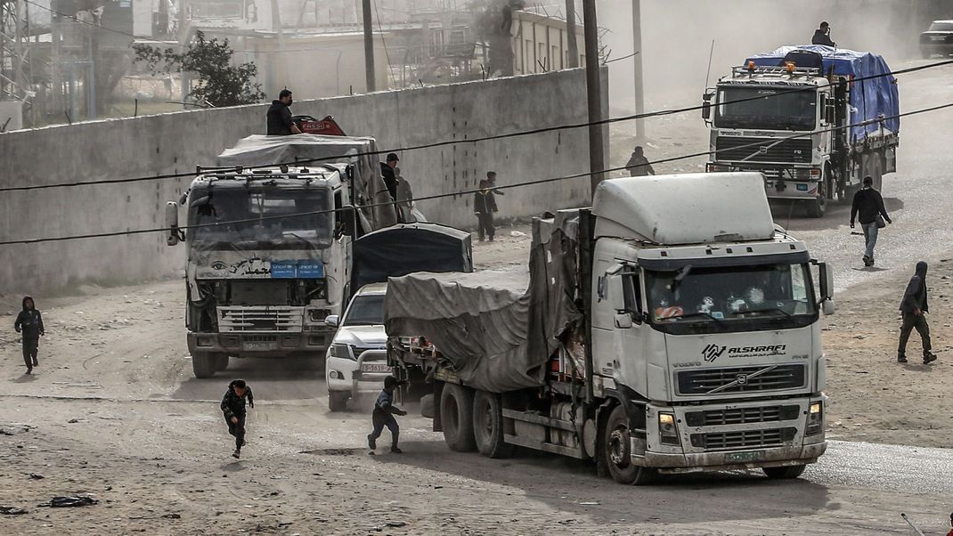 Rafah: Lastwagen mit Hilfsgütern fahren über den Grenzübergang Kerem Schalom in den Gazastreifen ein. 