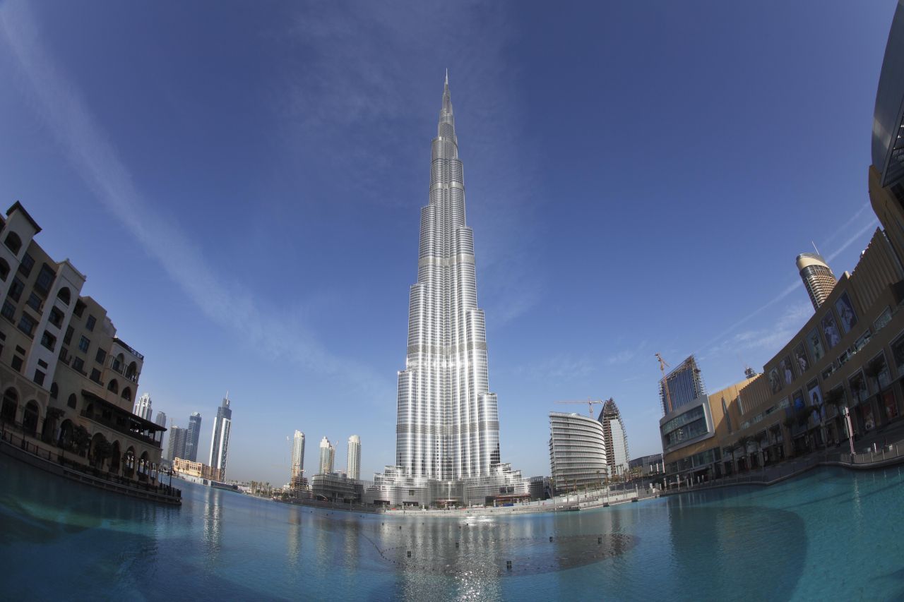 Viele kennen die Vereinigten Arabischen Emirate, weil in Dubai der Burj Khalifa steht, mit 828 Metern das höchste Gebäude der Welt.