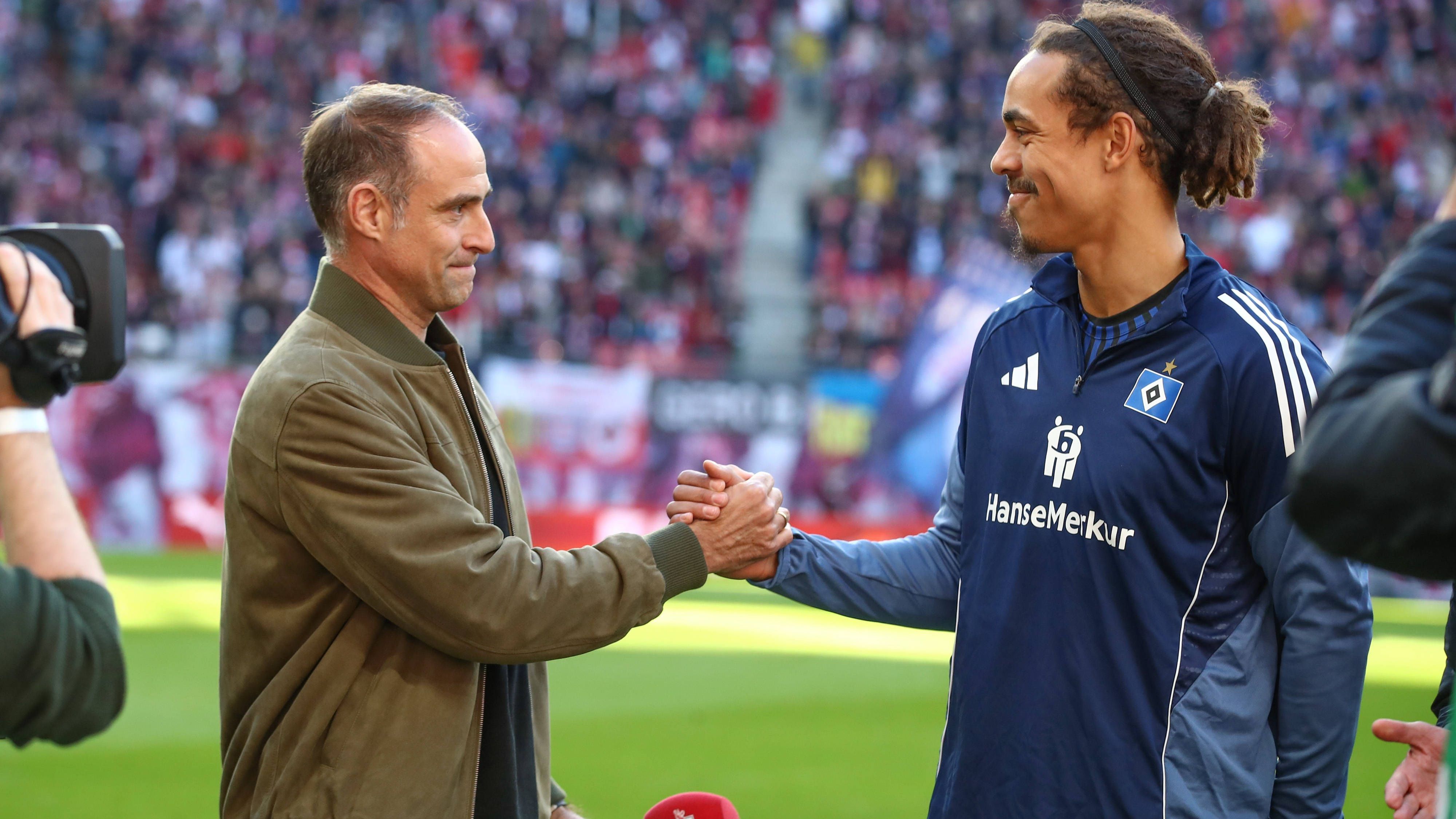 <strong>RB Leipzig verabschiedet Klub-Legende</strong><br>Poulsen wechselte im Sommer für eine Million Euro Ablöse nach Hamburg. Auch weil er in Leipzig nicht mehr die große Rolle spielte. "Ich habe hier alles erlebt, was man mit einem Verein erleben kann – Aufstieg, Pokalsieg, Champions League. Es ist Zeit für ein neues Kapitel", rechtfertigte er damals seine Entscheidung.
