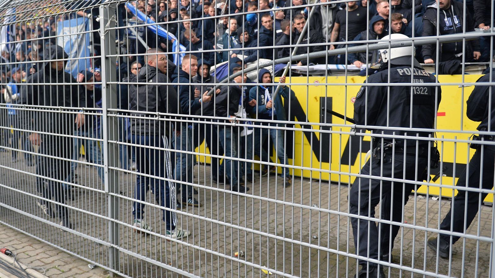 
                <strong>Ausschreitung im Hertha-Block bei Auswärtsspiel in Dortmund</strong><br>
                Einige Hertha-Fans springen in den Zwischenraum zwischen Fanblock und Rasen, gehen dann mit Stangen auf die Polizeikräfte los.
              