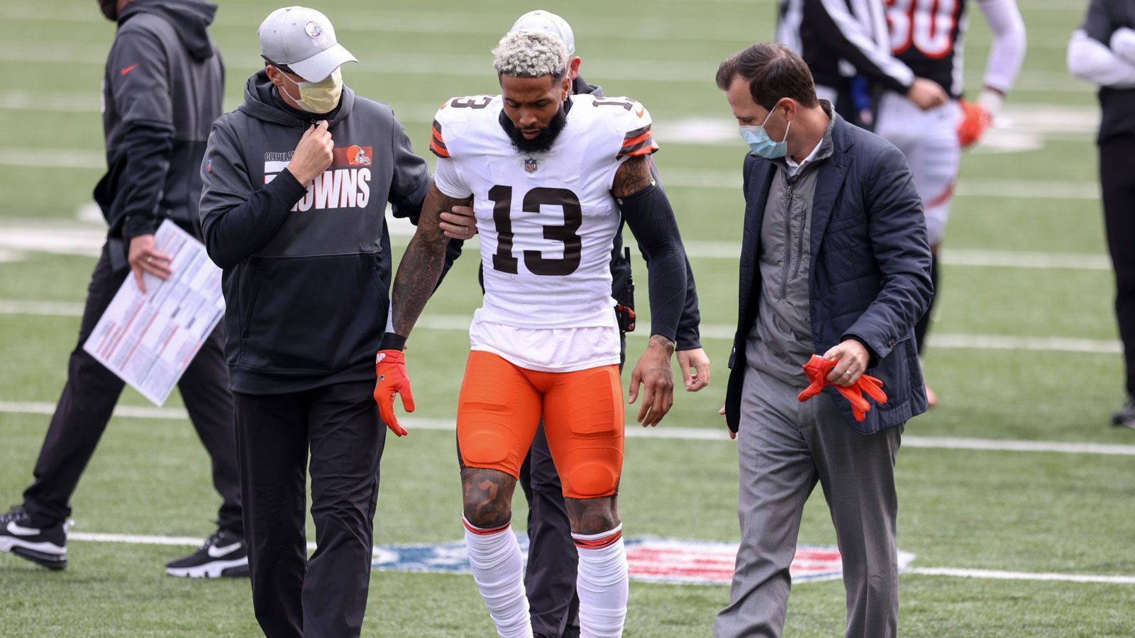 
                <strong>Odell Beckham Jr. (Cleveland Browns)</strong><br>
                Mit großen Vorschusslorbeeren schloss sich Odell Beckham Jr. 2019 den Cleveland Browns an. In seinem ersten Jahr in Ohio knackte der Passempfänger die Marke von 1.000 Receiving Yards. In der Folgesaison konnte er nicht an seine starken Leistungen anknüpfen und riss sich zudem auch noch in Week 7 das Kreuzband. Der 28-Jährige arbeitete in der Offseason zusammen mit Barkley an seinem Comeback - das nun kurz bevorsteht.
              