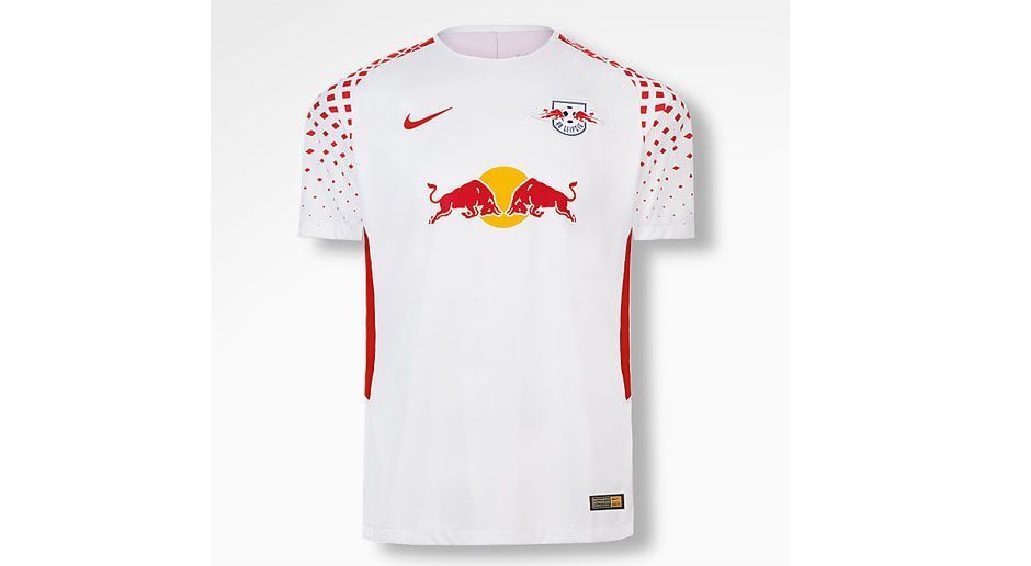 
                <strong>RB Leipzig</strong><br>
                RB Leipzig hat sein neues Heimtrikot für die Spielzeit 2017/18 vorgestellt. Besonders auffallend: Das Diamanten-Muster auf den Ärmeln. 
              