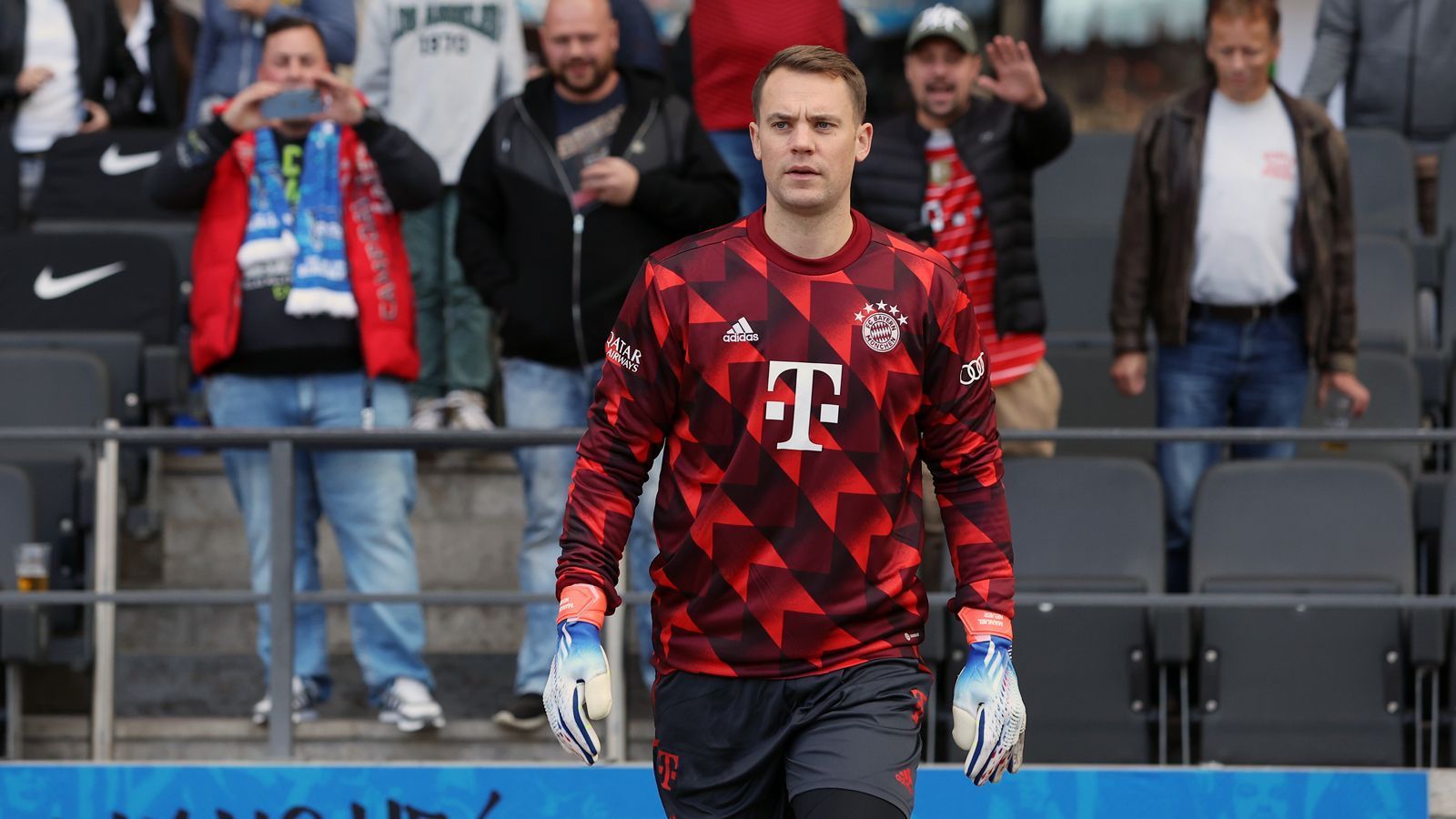 
                <strong>Saison-Aus für Manuel Neuer! Die Torhüter-Kandidaten beim FC Bayern</strong><br>
                Wegen eines Skiunfalls bei dem sich der Kapitän und Stammtorhüter des FC Bayern, Manuel Neuer, einen Unterschenkelbruch zuzog, fällt der 36-Jährige bis zum Saisonende aus. Somit benötigt der deutsche Rekordmeister zumindest vorübergehend einen Ersatz für Neuer. Doch was für Optionen hat der FC Bayern im eigenen Kader? ran blickt auf die interne Torhüter-Situationen. (Stand: 14. Dezember 2022)
              