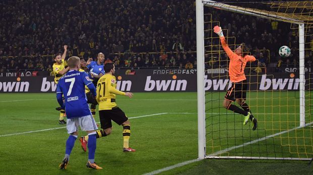 
                <strong>25. November 2017: Borussia Dortmund - FC Schalke 4:4</strong><br>
                Was für ein unfassbares Spiel! Schalke reiste am 25. November 2017 als überraschender Tabellenzweiter zum Revierderby in den Dortmunder Signal Iduna Park - und wurde gleich mal kalt erwischt. Die Gelsenkirchener lagen schon nach 25 Minuten mit 0:4 zurück, das Spiel schien gelaufen - doch nicht mit den "Knappen". Die Schalker kämpften sich nach der Pause tatsächlich zurück. Guido Burgstaller, Amine Harit und Daniel Caligiuri brachten S04 zunächst auf 3:4 heran und in der Nachspielzeit wurde es episch. Naldo (hi.) köpfte den Ball nach einer Konoplyanka-Ecke tatsächlich zum 4:4-Ausgleich in die Maschen. Zuvor hat erst eine Mannschaft in der Bundesliga-Historie einen 0:4-Rückstand aufgeholt. Wer das war, seht ihr im nächsten Bild ...
              