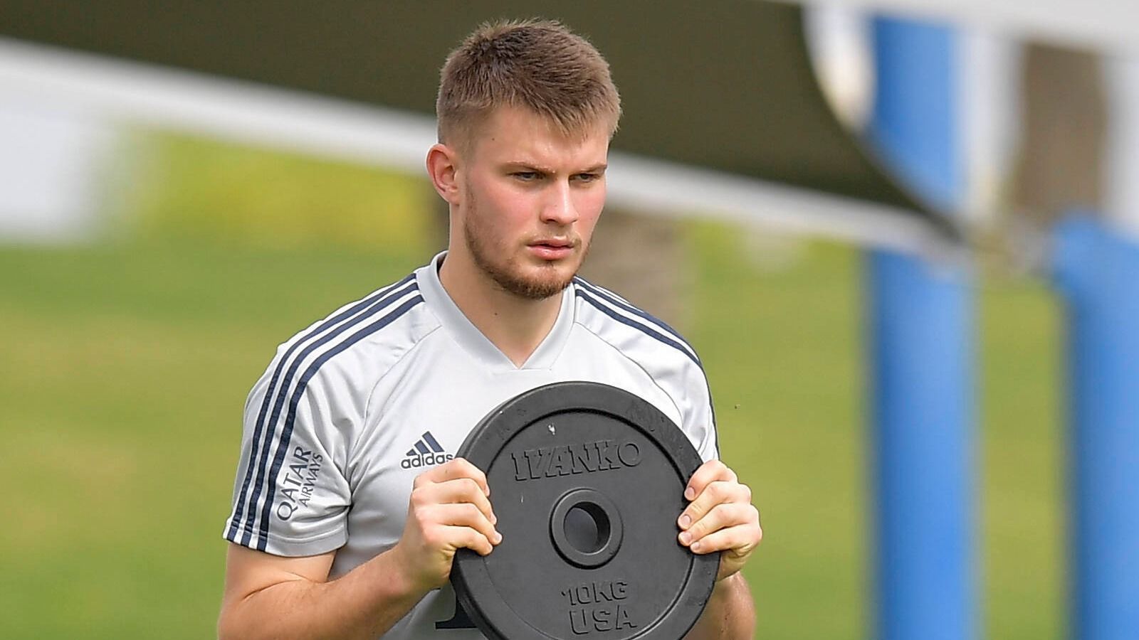 
                <strong>Lars Lukas Mai</strong><br>
                Mai ist bereits seit fünf Jahren beim FC Bayern unter Vertrag und durchlief dort die U-Mannschaften von der C-Jugend bis zur A-Jugend. Der Innenverteidiger, der auch im defensiven Mittelfeld spielen kann, ist nicht nur aufgrund seiner Führungsstärke, sondern auch wegen seinen Qualitäten in der Defensive und bei der Spieleröffnung ein fester Bestandteil der Drittliga-Elf. Seinen ersten Einsatz hatte er noch unter Jupp Heynckes am 21. April 2018 gegen Hannover. Eine Woche später stand der Junioren-Nationalspieler erneut gegen Frankfurt in der Startelf. Seitdem wartet der 19-Jährige jedoch auf weitere Einsätze bei den Profis. 
              